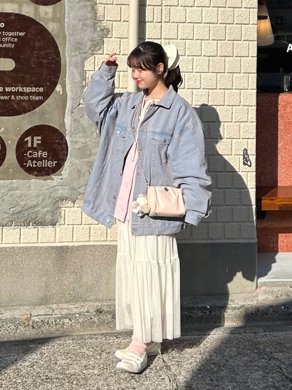 ピンク系のカーディガン/ボレロ、ホワイト系のTシャツ/カットソー、ピンク系のデニムジャケットを着用したレディースの春コーディネートの2枚目の写真