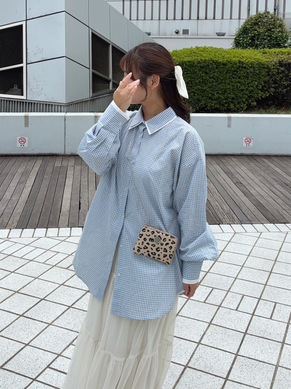 ブルー系のシャツ/ブラウス、ホワイト系のスカート、シルバー系のバレエシューズを着用したレディースの夏コーディネートの3枚目の写真