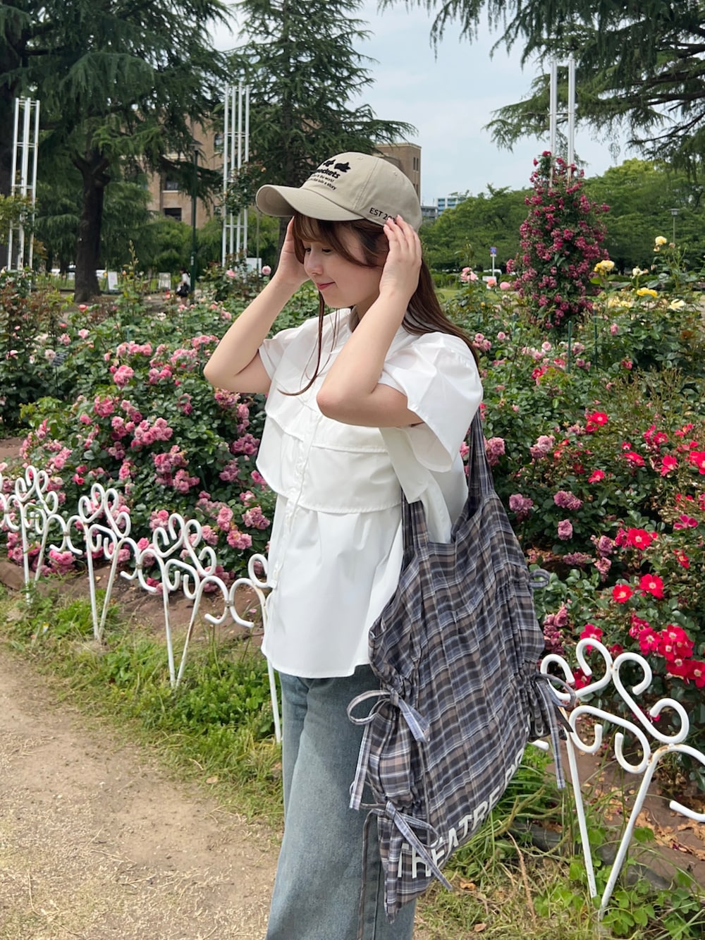 「WEARyouthコーデ、ブラウス、白ブラウス、シャツ、シャツスタイル、シャツコーデ、シャツ好き集まれ、デニム、デニムパンツ、スニーカー、トートバッグ、キャップ、お出かけコーデ、休日スタイル、カジュアルガーリー」｜「idemの【ZOZOTOWN限定】asymmetry frill short sleeve shirt/半袖フリルシャツ（シャツ/ブラウス、ホワイト系）」を使った、momo🐇さん（骨格ストレート・レディース・153cm）の夏コーディネートの2枚目の写真