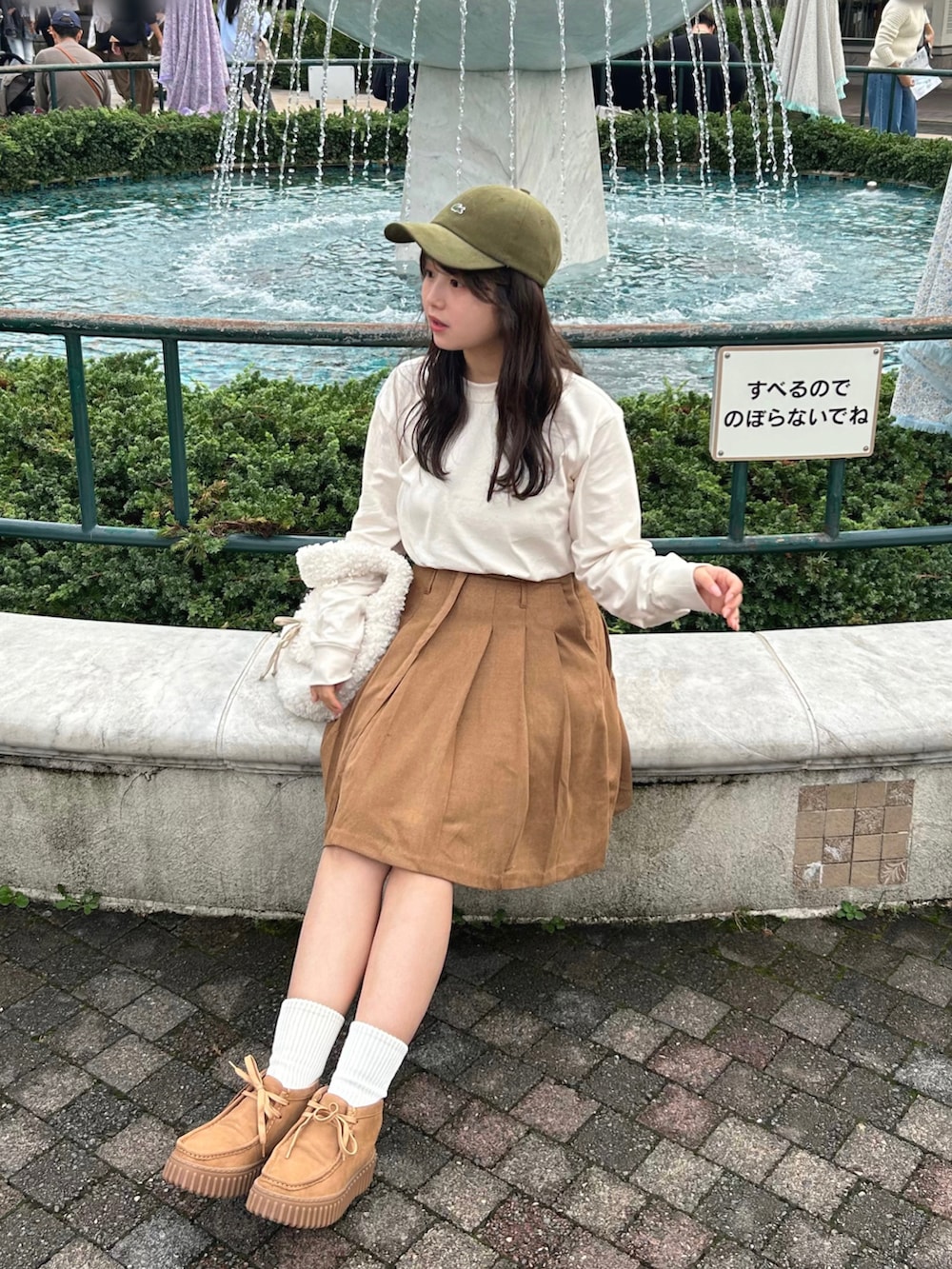 ベージュ系のモカシン/デッキシューズ、ベージュ系のTシャツ/カットソー、ベージュ系のスカートを着用したレディースの秋コーディネートの5枚目の写真