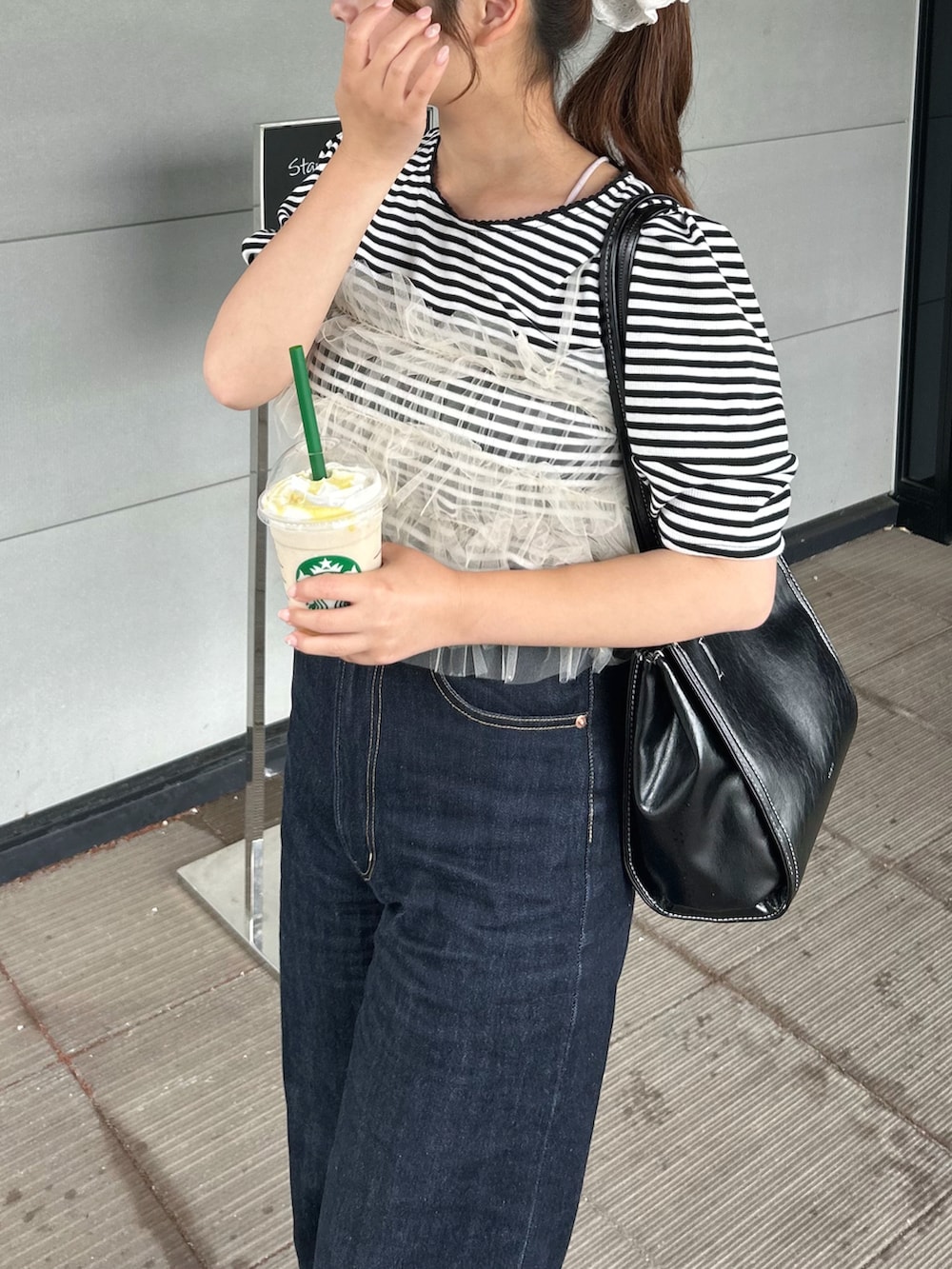 「WEARyouthコーデ、レイヤードスタイル、ボーダー、ボーダートップス、ボーダーTシャツ、パフスリーブ、サンダル、デニム、デニムパンツ、チュール、プチプラ、プチプラコーデ、カジュアルガーリー、お出かけコーデ、休日スタイル」｜「BONLECILLの【イージーケア/マシンウォッシャブル】ランタンスリーブスカラップレースリブT（Tシャツ/カットソー、ブラック系）」を使った、momo🐇さん（骨格ストレート・レディース・153cm）の夏コーディネートの3枚目の写真