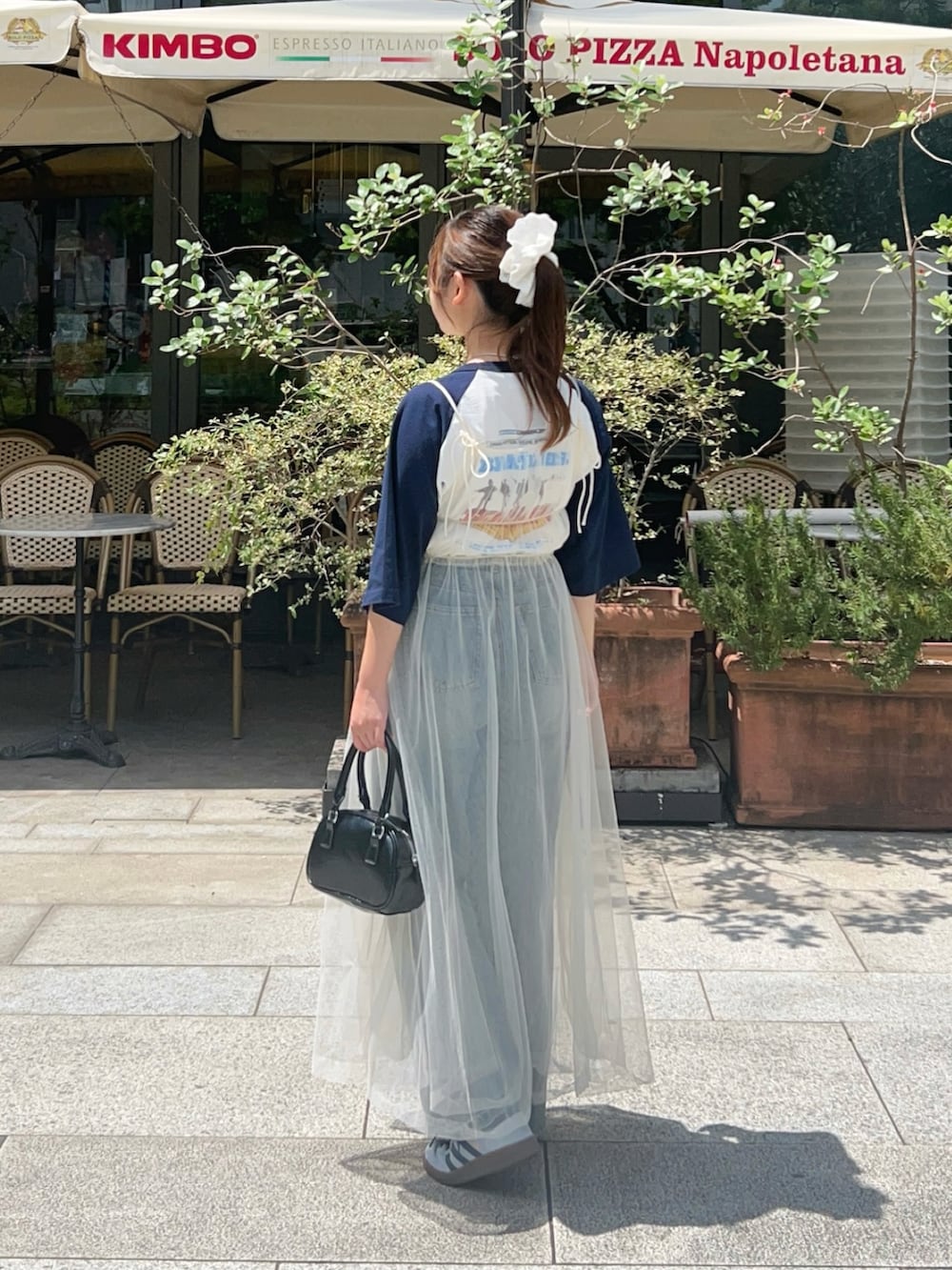 「WEARyouthコーデ、レイヤードスタイル、プリントT、白Tシャツ、Tシャツ、夏だ！Tシャツ着よう！、チュール、ワンピース、デニム、デニムパンツ、スニーカー、ミニバッグ、プチプラ、プチプラコーデ、お出かけコーデ」｜「The Beatlesの【別注】THE BEATLES ザ ビートルズ HELPラグランTシャツ（Tシャツ/カットソー、ブルー系）」を使った、momo🐇さん（骨格ストレート・レディース・153cm）の夏コーディネートの2枚目の写真