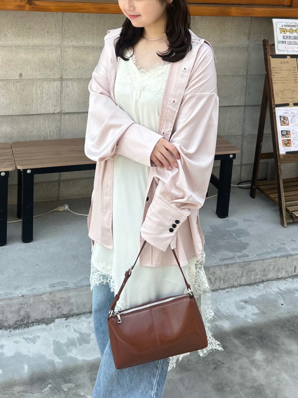 ピンク系のシャツ/ブラウス、ホワイト系のワンピース、その他のショルダーバッグを着用したレディースの春コーディネートの5枚目の写真