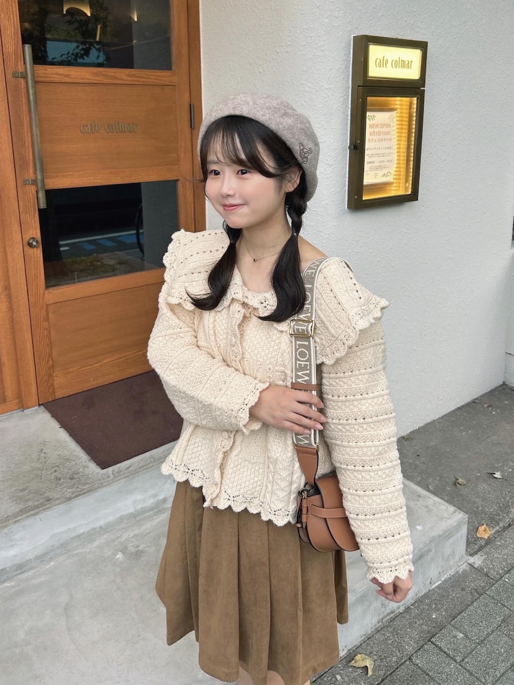 ブラウン系のローファー、ベージュ系のショルダーバッグ、ベージュ系のカーディガン/ボレロを着用したレディースの秋コーディネートの2枚目の写真