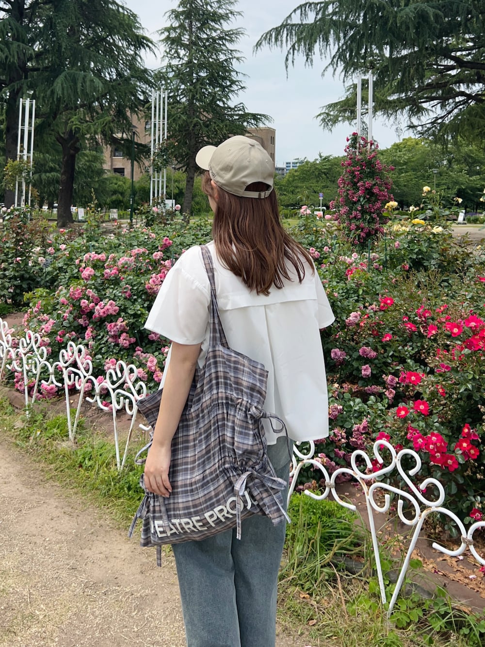 「WEARyouthコーデ、ブラウス、白ブラウス、シャツ、シャツスタイル、シャツコーデ、シャツ好き集まれ、デニム、デニムパンツ、スニーカー、トートバッグ、キャップ、お出かけコーデ、休日スタイル、カジュアルガーリー」｜「idemの【ZOZOTOWN限定】asymmetry frill short sleeve shirt/半袖フリルシャツ（シャツ/ブラウス、ホワイト系）」を使った、momo🐇さん（骨格ストレート・レディース・153cm）の夏コーディネートの3枚目の写真