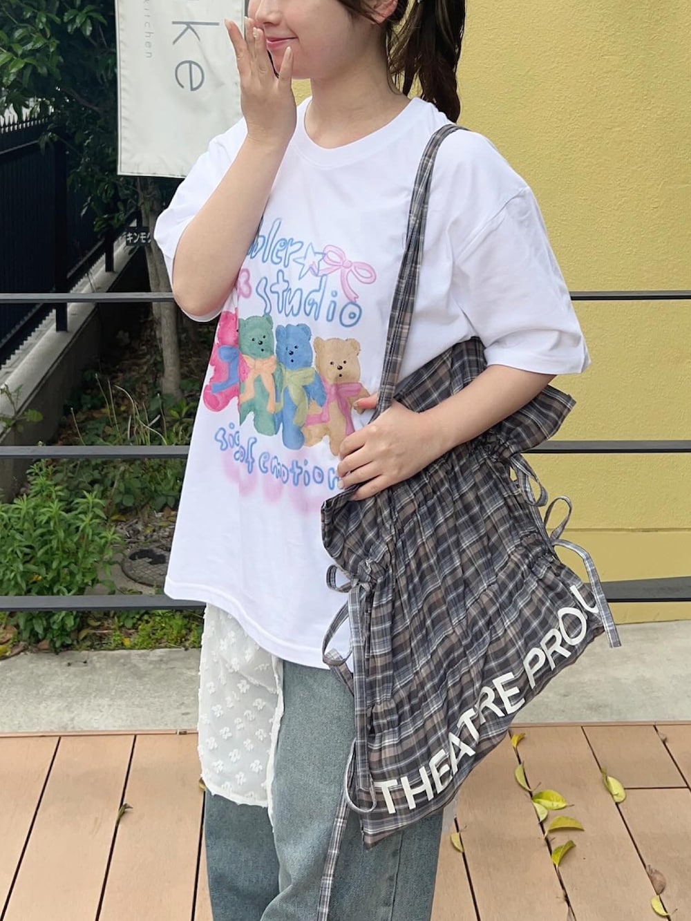 「WEARyouthコーデ、カジュアル、カジュアルコーデ、カジュアルガーリー、Tシャツ、白Tシャツ、夏だ！Tシャツ着よう！、デニム、デニムパンツ、レイヤードスタイル、ラップスカート、レース、スニーカー、お出かけコーデ、休日スタイル」｜「amoodのAMRLER（Tシャツ/カットソー、ホワイト系）」を使った、momo🐇さん（骨格ストレート・レディース・153cm）の春コーディネートの2枚目の写真