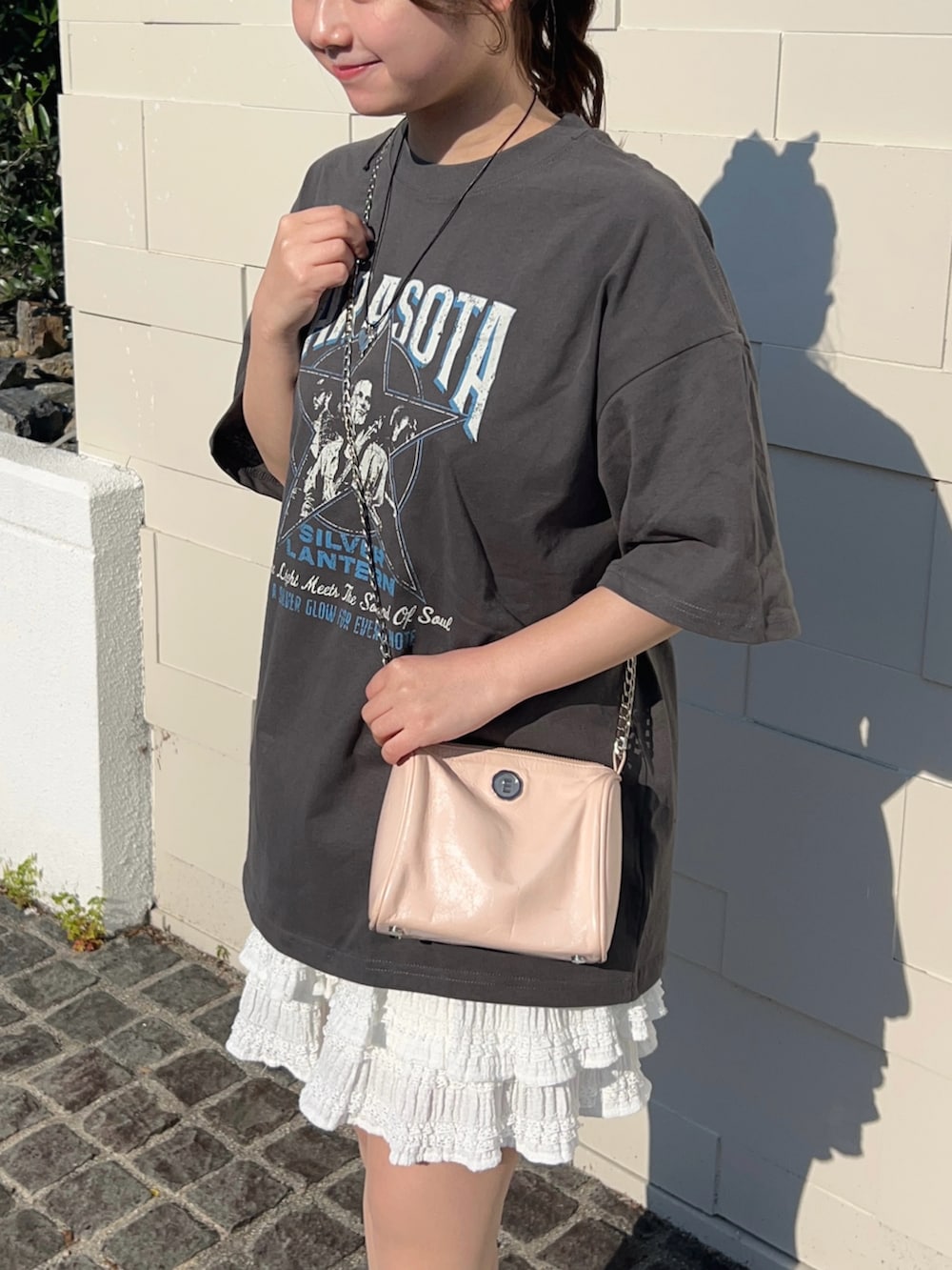 「WEARyouthコーデ、最近のいい感じコーデ、メンズライク、Tシャツ、ヴィンテージ、バンドT、ミニスカート、フリル、カジュアルガーリー、カジュアル、プチプラ、プチプラコーデ、Tシャツコーデ、ティアードスカート、休日スタイル」｜「WEGOのWEGO/【25年春夏新作】ヴィンテージライクグラフィックT（Tシャツ/カットソー、その他）」を使った、momo🐇さん（骨格ストレート・レディース・153cm）の春コーディネートの2枚目の写真