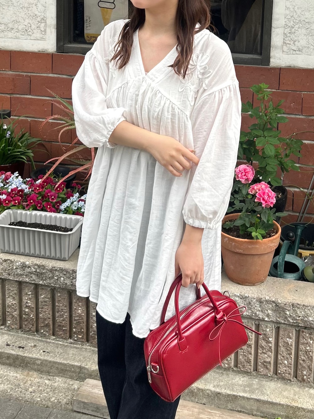 ホワイト系のシャツ/ブラウス、ブルー系のデニムパンツ、ホワイト系のローファーを着用したレディースの春コーディネートの2枚目の写真