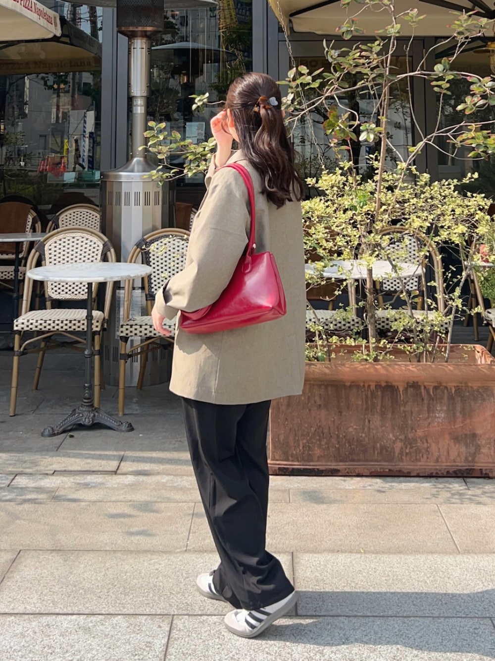 ベージュ系のテーラードジャケット、ブラック系のその他パンツ、ホワイト系のスニーカーを着用したレディースの春コーディネートの2枚目の写真