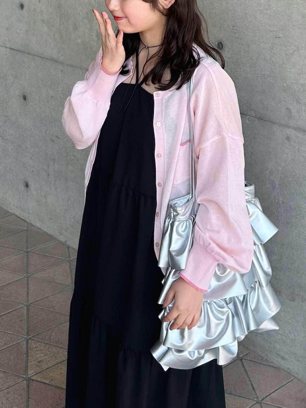 ホワイト系のワンピース、ピンク系のカーディガン/ボレロ、ホワイト系のスニーカーを着用したレディースの春コーディネートの5枚目の写真