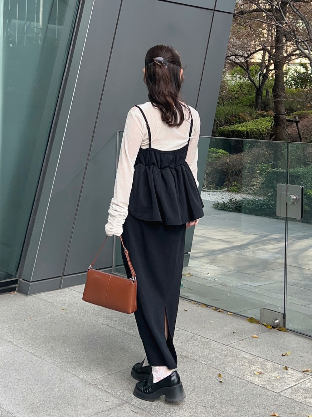 ホワイト系のTシャツ/カットソー、ブラック系のワンピース、その他のショルダーバッグを着用したレディースの春コーディネートの2枚目の写真