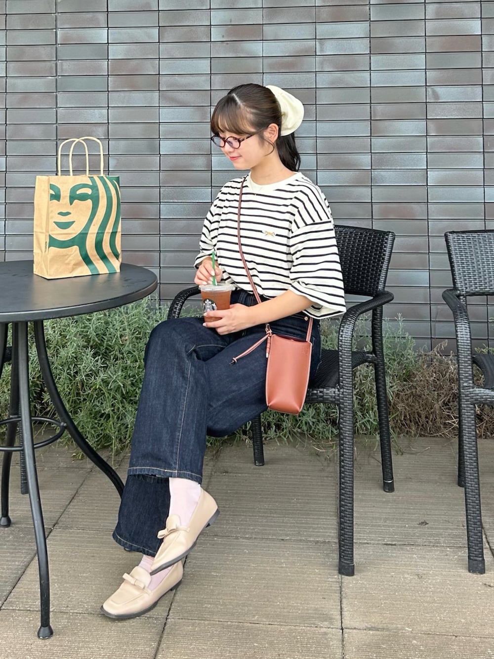 「WEARyouthコーデ、ボーダー、ボーダーTシャツ、ボーダートップス、デニム、デニムパンツ、シンプルコーデ、シンプル、ローファー、ショルダーバッグ、ミニバッグ、プチプラ、プチプラコーデ、お出かけコーデ、休日スタイル」｜「MONO-MARTのPENNEYS/ペニーズ 別注 THE FOX ロゴ ワンポイントワッペン刺繍 オーバーサイズ半袖Tシャツ（Tシャツ/カットソー、ベージュ系）」を使った、momo🐇さん（骨格ストレート・レディース・153cm）の秋コーディネートの2枚目の写真