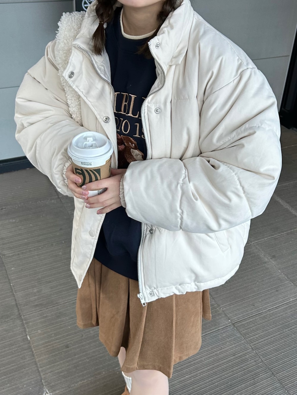 「WEARyouthコーデ、冬アウター、プチプラ、韓国ファッション、淡色コーデ、お出かけコーデ、休日コーデ、休日スタイル、ブーツ、スエード、ダウンジャケット、ダウン、カジュアルガーリー、スカート、骨格ストレート」｜「tiptopの【選べる2タイプ】ファイバーダウンフードコート【web限定Lサイズあり】（ダウンジャケット/コート、ホワイト系）」を使った、momo🐇さん（骨格ストレート・レディース・153cm）の冬コーディネートの2枚目の写真