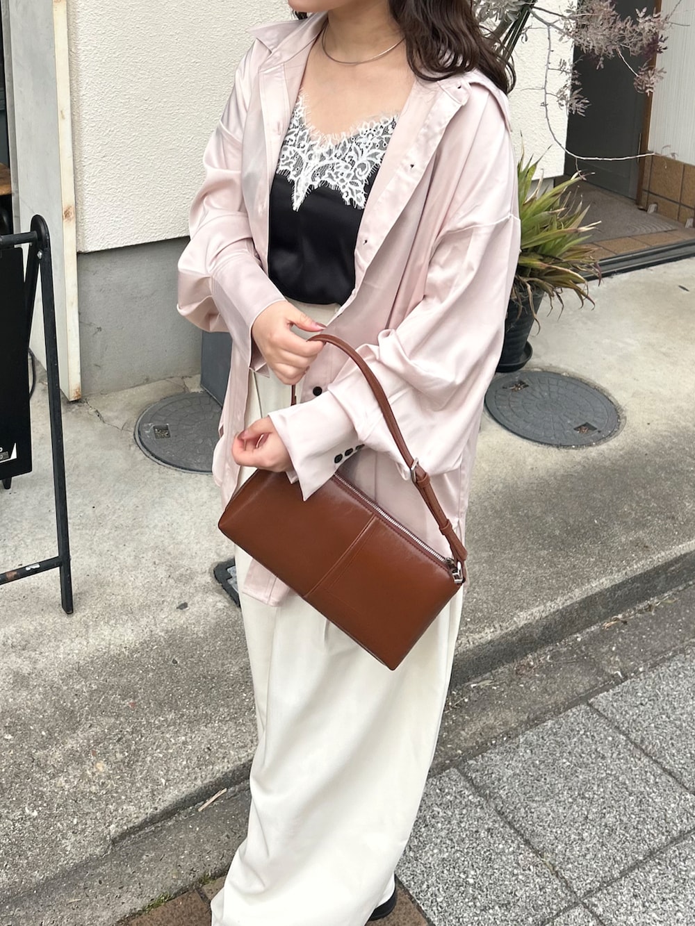 ブラック系のローファー、ブラック系のキャミソール、ピンク系のシャツ/ブラウスを着用したレディースの春コーディネートの4枚目の写真