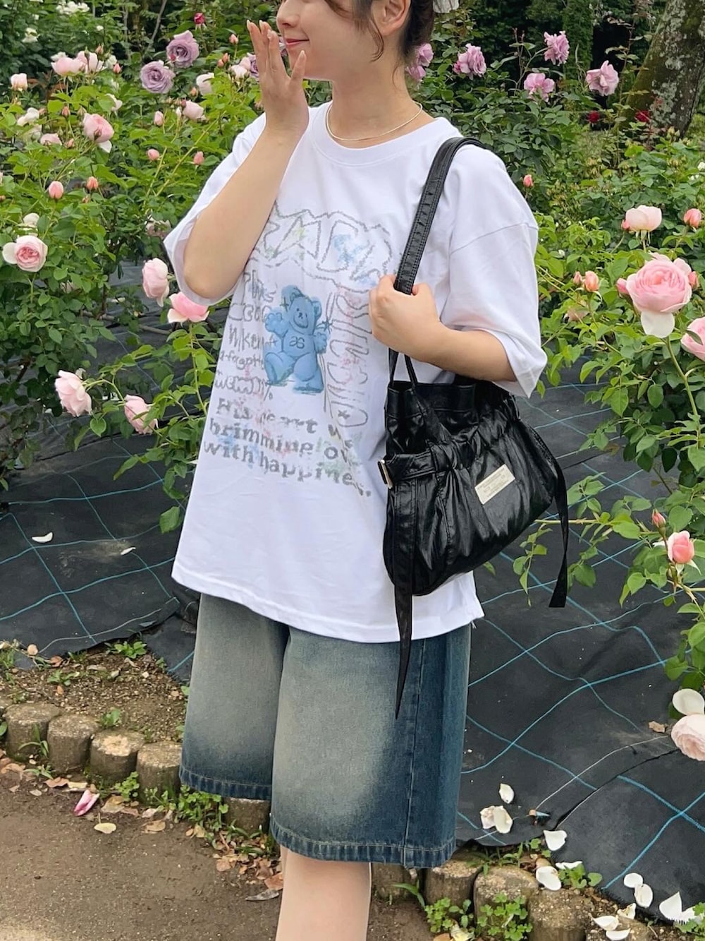 「WEARyouthコーデ、Tシャツ、白Tシャツ、デニム、デニムパンツ、ハーフパンツ、スニーカー、韓国ファッション、韓国ブランド、カジュアル、カジュアルコーデ、y2k、お出かけコーデ、休日スタイル、夏だ！Tシャツ着よう！」｜「amoodのAMBLER（Tシャツ/カットソー、ホワイト系）」を使った、momo🐇さん（骨格ストレート・レディース・153cm）の春コーディネートの2枚目の写真