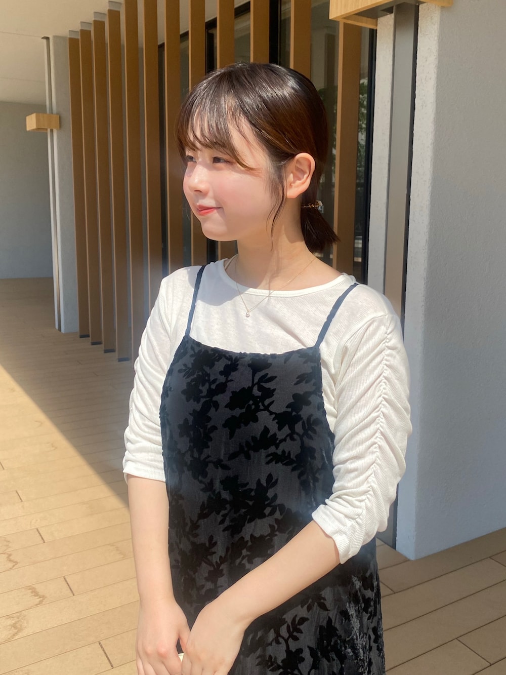 「今日のコスメと服、WEARyouthコーデ、秋服準備はじめました、オトナ女子、カジュアルコーデ、おでかけコーデ、秋先取りコーデ、キャミワンピ、ワンピース、ワンピーススタイル、レイヤードスタイル、オトナカワイイ、キレイめカジュアル、低身長女子、白Tシャツ」|「Kastaneの【新色追加】リブシャーリング5分袖TEE(Tシャツ/カットソー、ホワイト系)」を使った、momo🐇さん(骨格ストレート・レディース・153cm)の夏コーディネートの3枚目の写真