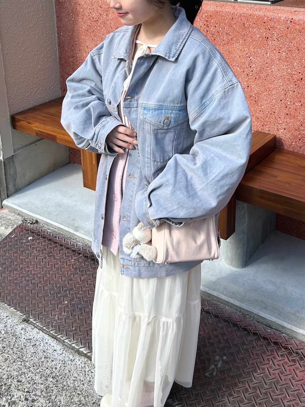 ピンク系のカーディガン/ボレロ、ホワイト系のTシャツ/カットソー、ピンク系のデニムジャケットを着用したレディースの春コーディネートの4枚目の写真