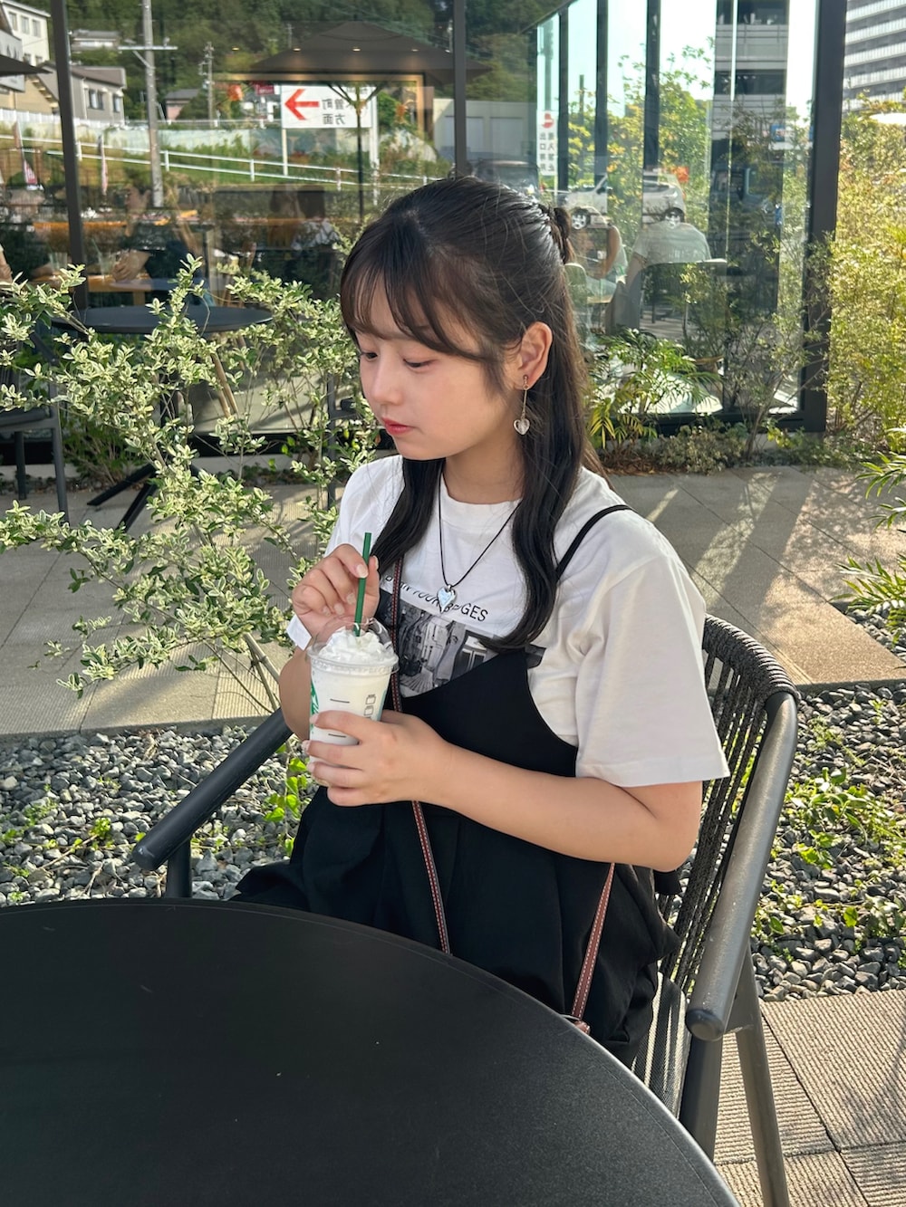 ブラック系のセットアップ、ブラック系のパンプス、ホワイト系のTシャツ/カットソーを着用したレディースの夏コーディネートの4枚目の写真