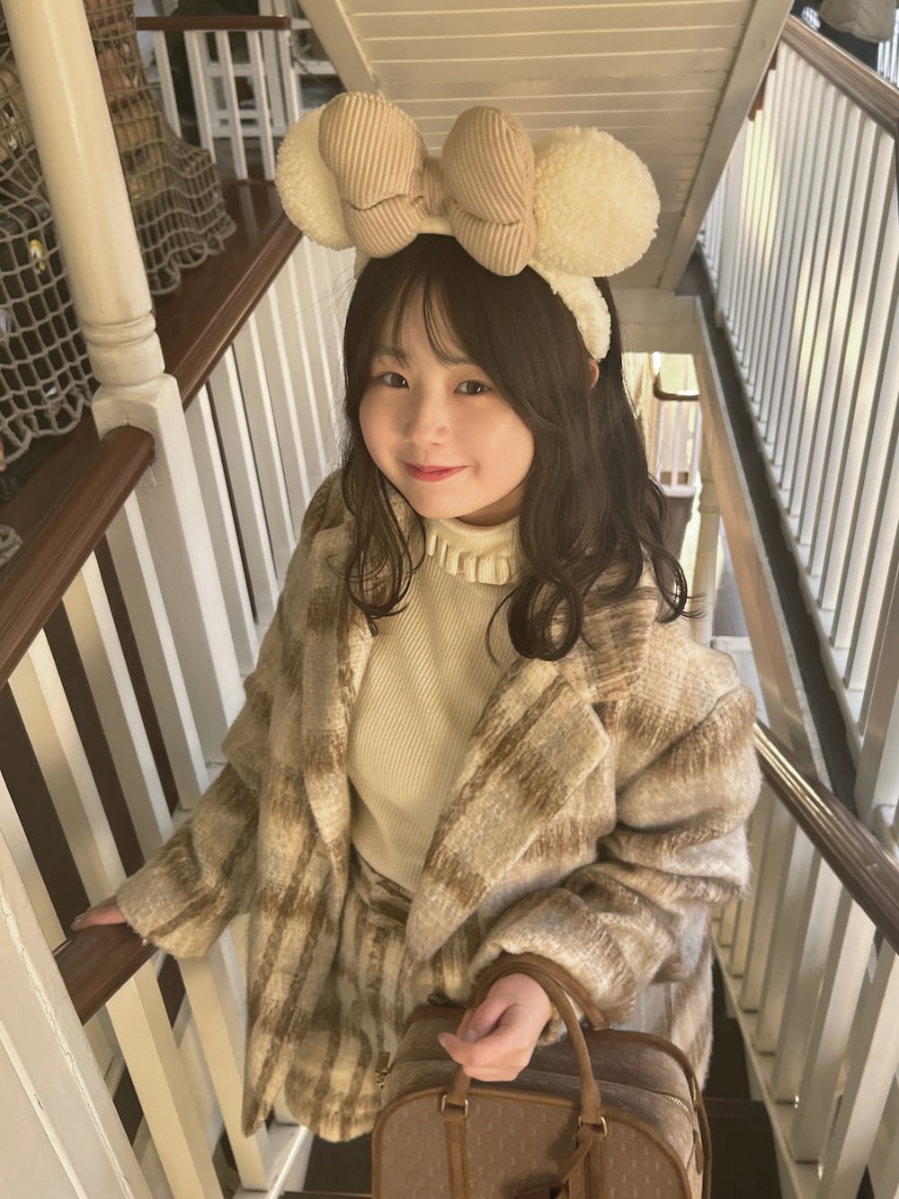 「WEARyouthコーデ、セットアップ、淡色コーデ、チェック、ジャケット、ショートパンツ、レース、ブーツ、レイヤードスタイル、テーマパーク、テーマパークコーデ、ディズニーコーデ、ディズニー、お出かけコーデ、休日スタイル」｜「FURFURの【WEB・一部店舗限定カラー】シャギージャケットコート（チェスターコート、その他）」を使った、momo🐇さん（骨格ストレート・レディース・153cm）の春コーディネートの2枚目の写真