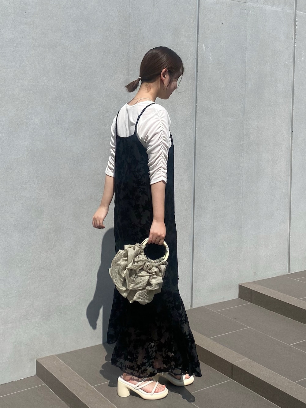 「今日のコスメと服、WEARyouthコーデ、秋服準備はじめました、オトナ女子、カジュアルコーデ、おでかけコーデ、秋先取りコーデ、キャミワンピ、ワンピース、ワンピーススタイル、レイヤードスタイル、オトナカワイイ、キレイめカジュアル、低身長女子、白Tシャツ」|「Kastaneの【新色追加】リブシャーリング5分袖TEE(Tシャツ/カットソー、ホワイト系)」を使った、momo🐇さん(骨格ストレート・レディース・153cm)の夏コーディネートの2枚目の写真
