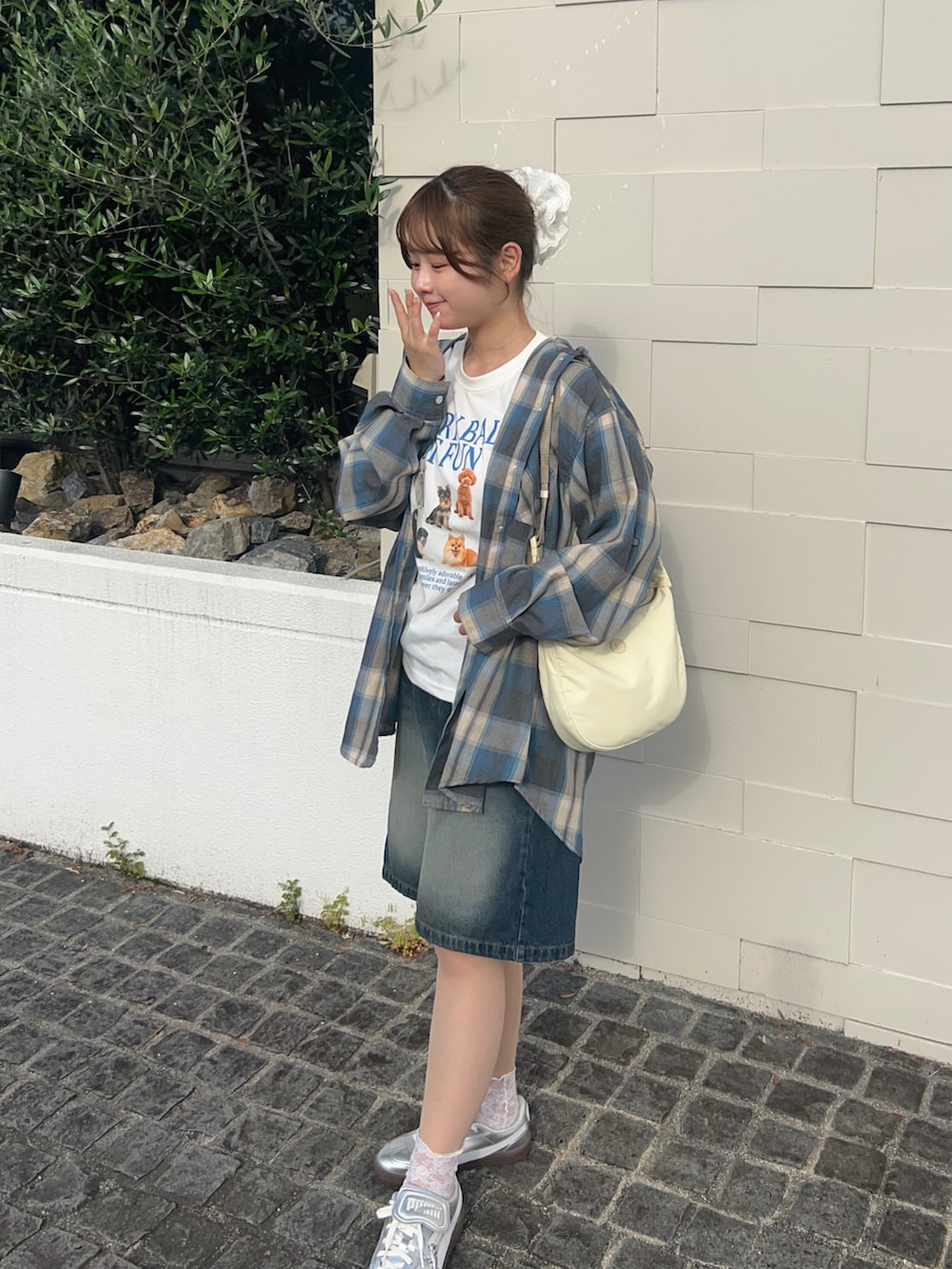 「WEARyouthコーデ、Tシャツ、白Tシャツ、夏だ！Tシャツ着よう！、シャツスタイル、シャツ、シャツ好き集まれ、チェックシャツ、チェック、デニム、デニムパンツ、ハーフパンツ、スニーカー、プチプラ、プチプラコーデ」｜「WEGOのWEGO/【25年春夏新作】フードチェックBIGシャツ（シャツ/ブラウス、ブルー系）」を使った、momo🐇さん（骨格ストレート・レディース・153cm）の春コーディネートの3枚目の写真
