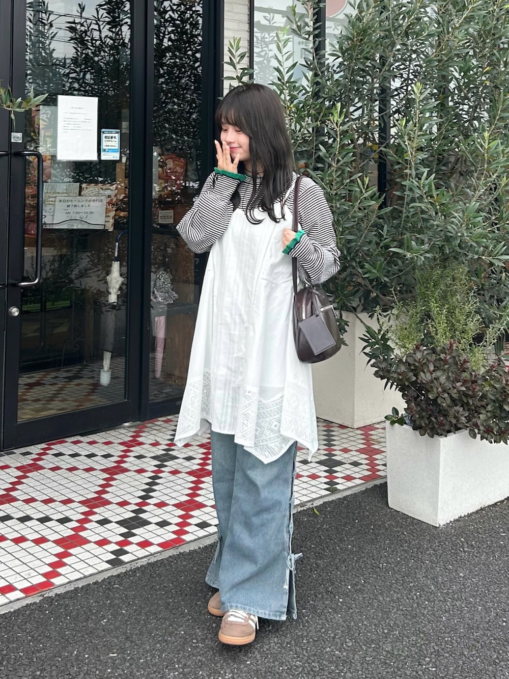 ホワイト系のワンピース、ブラウン系のショルダーバッグ、ブルー系のニット/セーターを着用したレディースの秋コーディネートの2枚目の写真