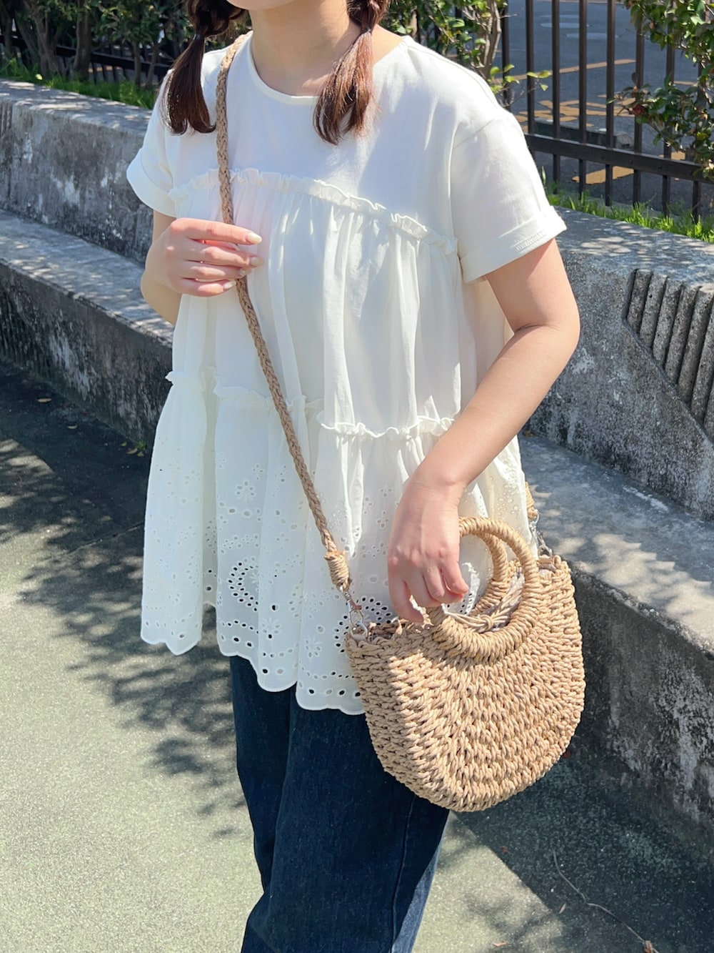 「春めき満開コーデ、最近のいい感じコーデ、WEARyouthコーデ、カジュアルガーリー、カジュアル、春コーデ、初夏コーデ、かごバッグ、ショルダーバッグ、白Tシャツ、デニム、デニムパンツ、スニーカー、お出かけコーデ、休日スタイル」｜「BONLECILLのティアードコットンレースドッキングTEE（Tシャツ/カットソー、ホワイト系）」を使った、momo🐇さん（骨格ストレート・レディース・153cm）の春コーディネートの2枚目の写真