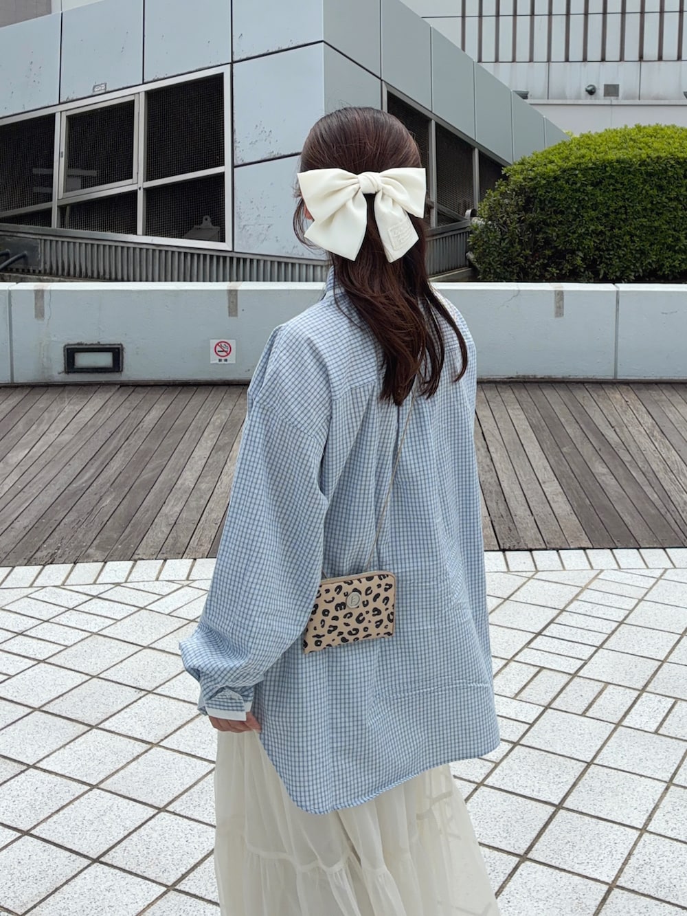 ブルー系のシャツ/ブラウス、ホワイト系のスカート、シルバー系のバレエシューズを着用したレディースの夏コーディネートの4枚目の写真