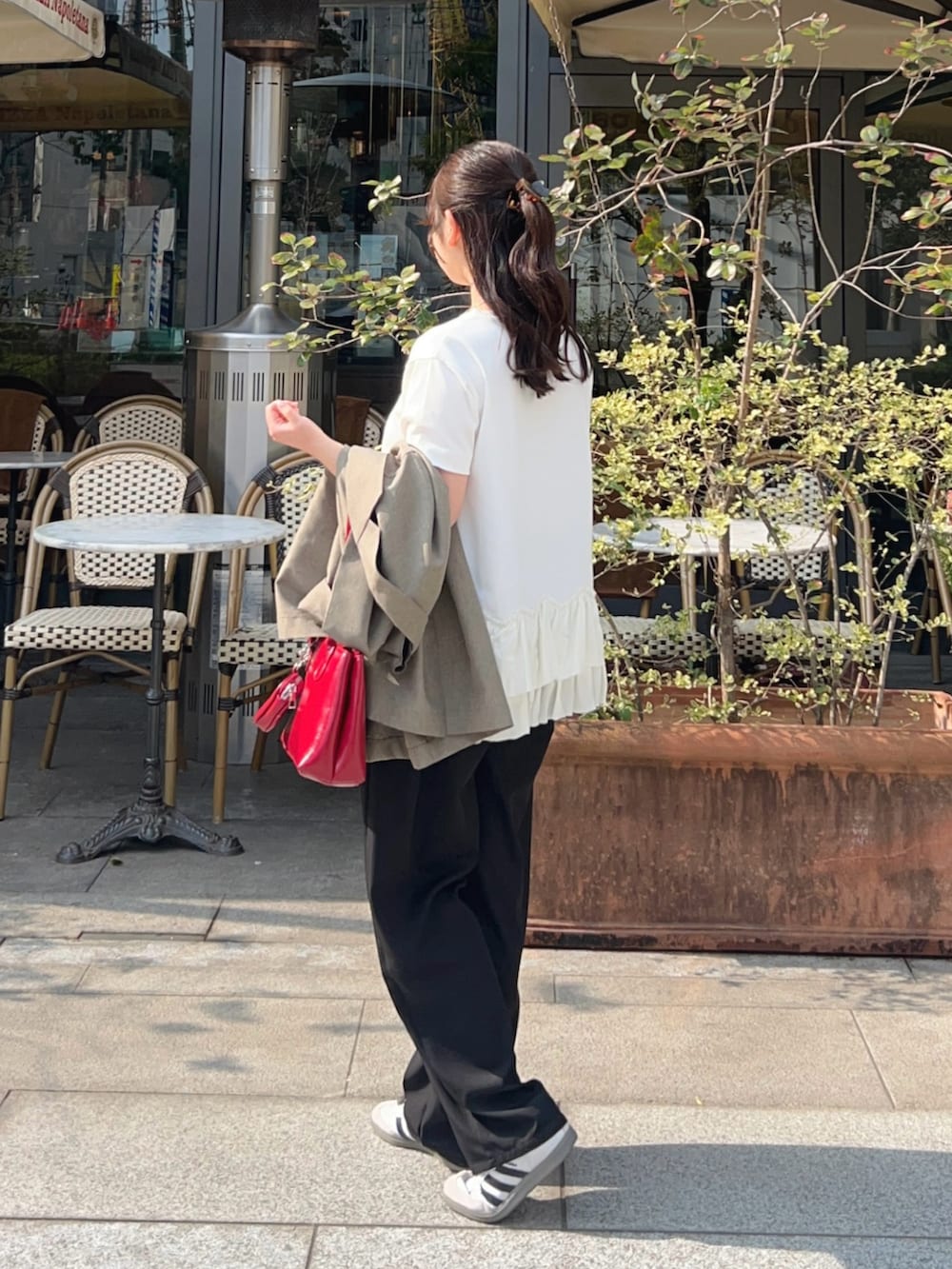 ベージュ系のテーラードジャケット、ブラック系のその他パンツ、ホワイト系のスニーカーを着用したレディースの春コーディネートの2枚目の写真