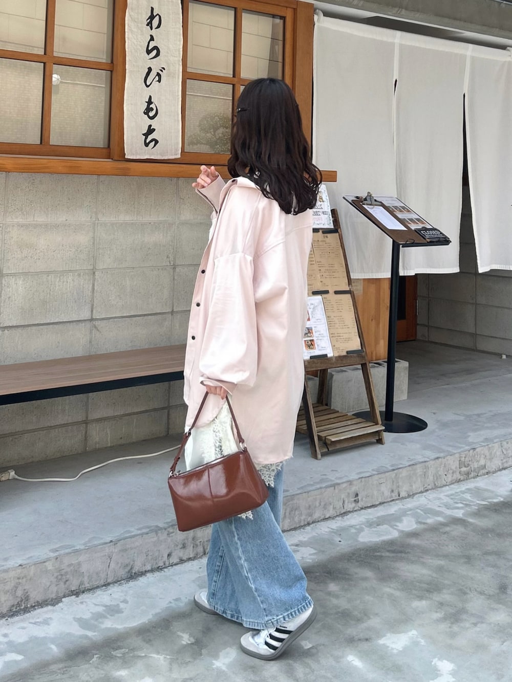 ピンク系のシャツ/ブラウス、ホワイト系のワンピース、その他のショルダーバッグを着用したレディースの春コーディネートの2枚目の写真