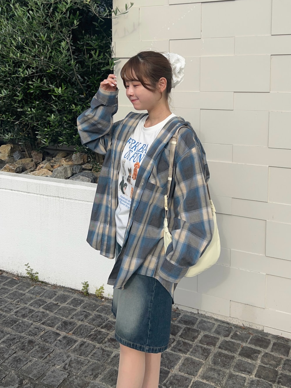 「WEARyouthコーデ、Tシャツ、白Tシャツ、夏だ！Tシャツ着よう！、シャツスタイル、シャツ、シャツ好き集まれ、チェックシャツ、チェック、デニム、デニムパンツ、ハーフパンツ、スニーカー、プチプラ、プチプラコーデ」｜「WEGOのWEGO/【25年春夏新作】フードチェックBIGシャツ（シャツ/ブラウス、ブルー系）」を使った、momo🐇さん（骨格ストレート・レディース・153cm）の春コーディネートの4枚目の写真