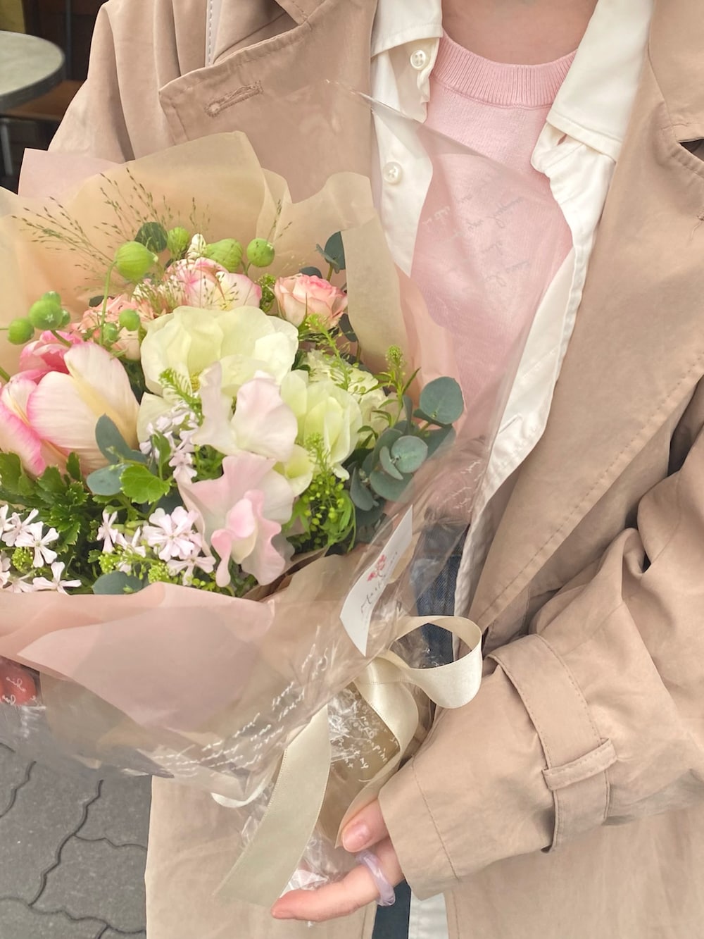 「春服デビュー宣言、春コーデ、春アウター、トレンチコート、tiptop、Kastane、Ralph Lauren、UNIQLO、ラルフローレン、ユニクロ、骨格ストレート」｜「tiptopの【2サイズ展開】ボリューム袖ベルト付きトレンチコート【web限定Lサイズあり】（トレンチコート、ベージュ系）」を使った、momo🐇さん（骨格ストレート・レディース・153cm）の春コーディネートの2枚目の写真