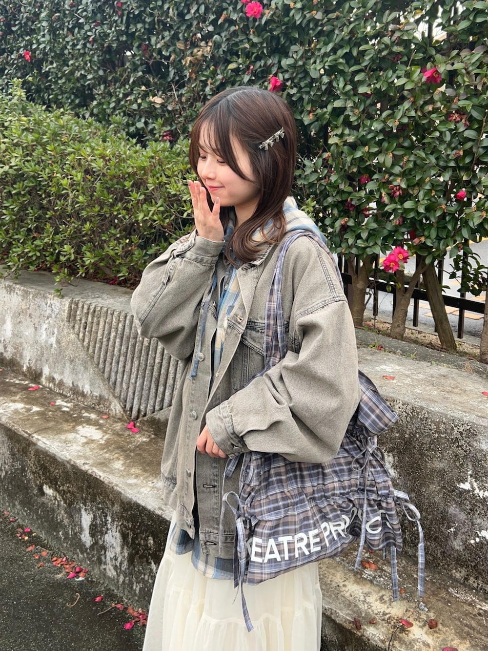 ブラック系のデニムジャケット、ブルー系のシャツ/ブラウス、ホワイト系のスカートを着用したレディースの春コーディネートの2枚目の写真