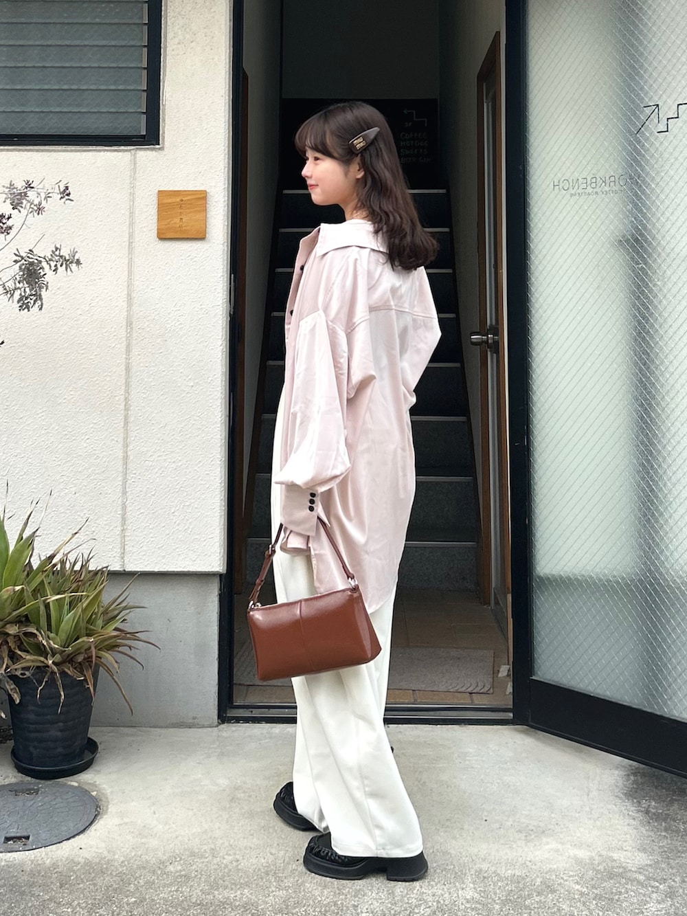 ブラック系のローファー、ブラック系のキャミソール、ピンク系のシャツ/ブラウスを着用したレディースの春コーディネートの2枚目の写真