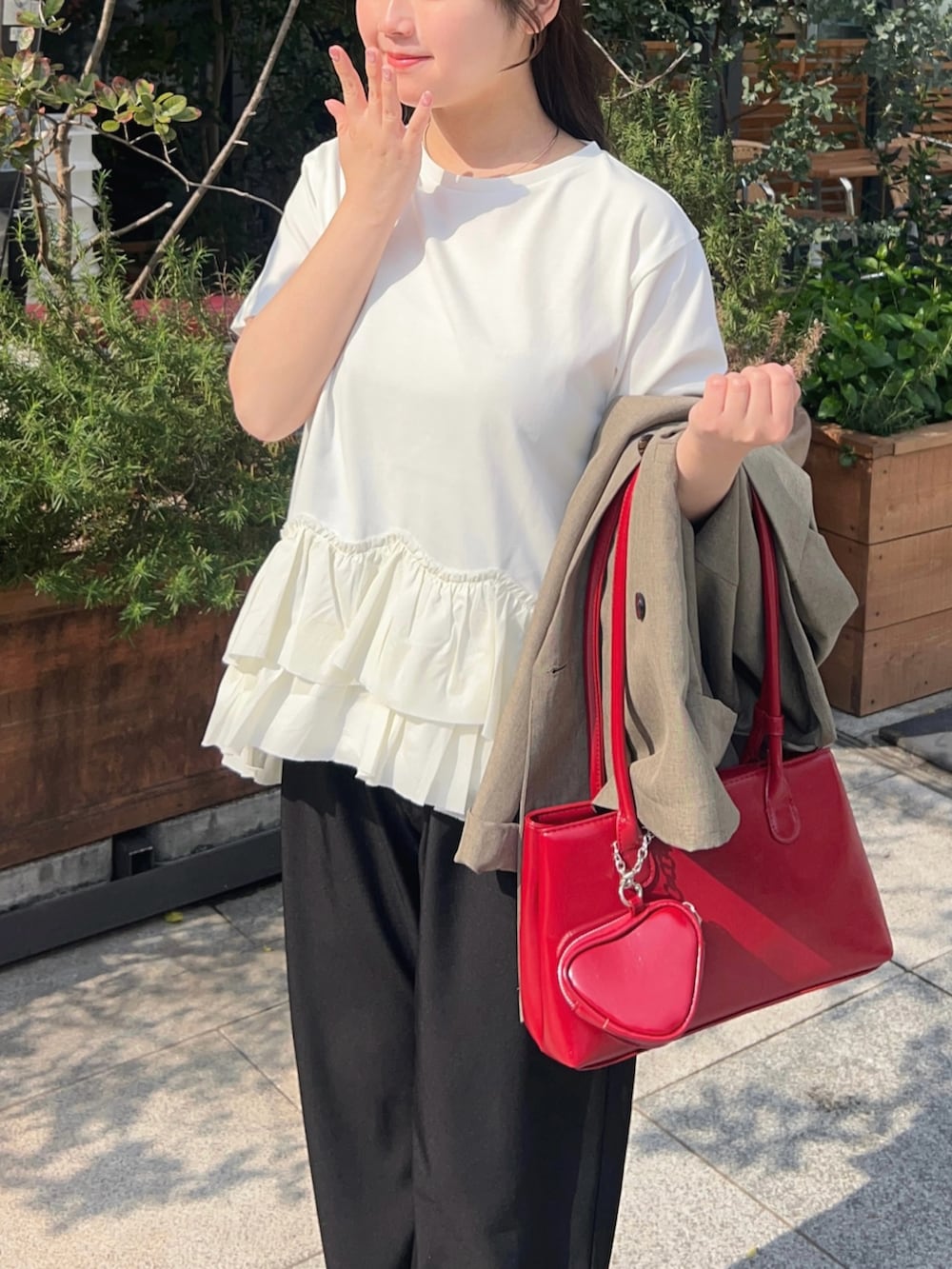 ベージュ系のテーラードジャケット、ブラック系のその他パンツ、ホワイト系のスニーカーを着用したレディースの春コーディネートの3枚目の写真