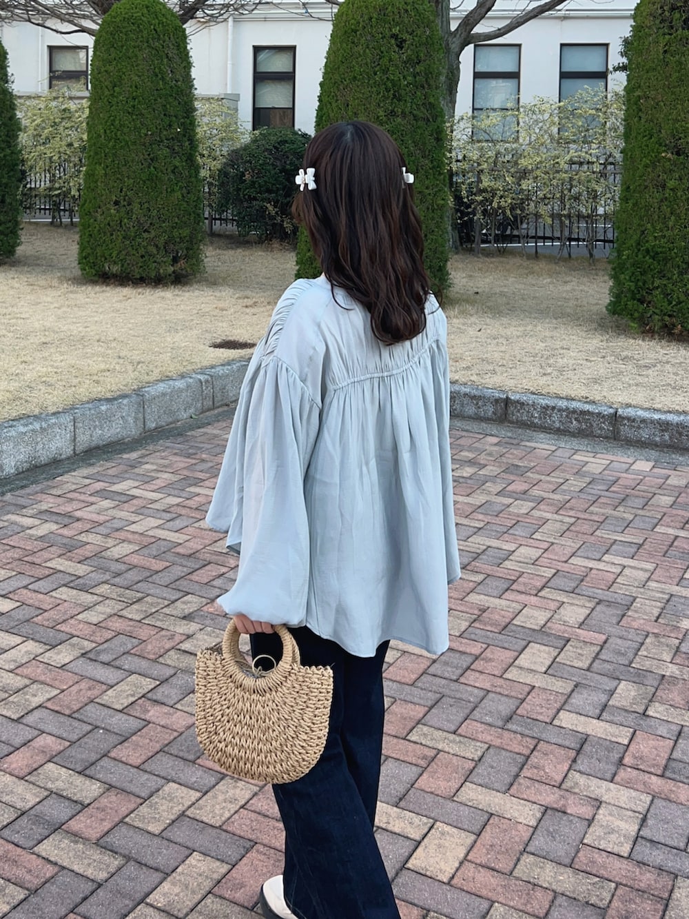 ホワイト系のローファー、ブルー系のシャツ/ブラウス、ベージュ系のかごバッグを着用したレディースの春コーディネートの4枚目の写真