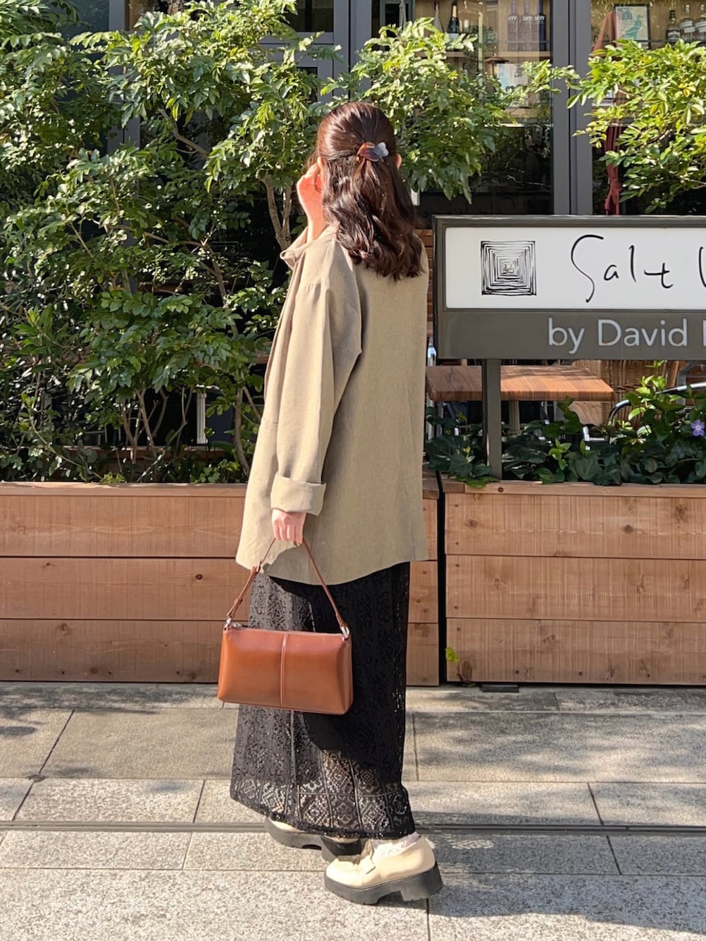 ベージュ系のテーラードジャケット、ブラック系のワンピース、その他のショルダーバッグを着用したレディースの春コーディネートの2枚目の写真