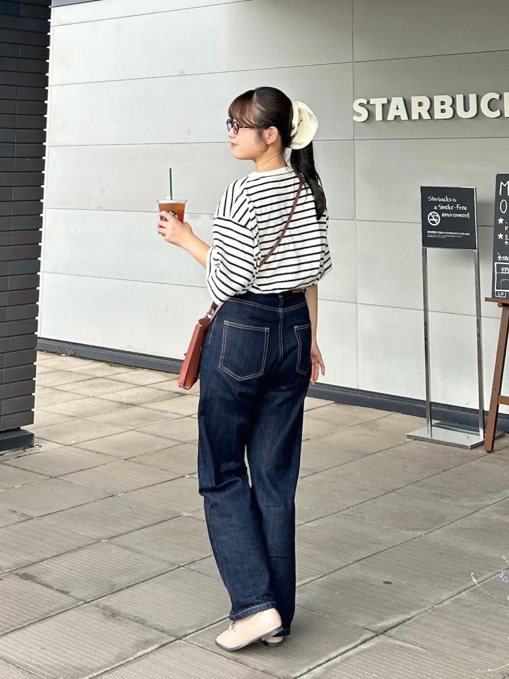 「WEARyouthコーデ、ボーダー、ボーダーTシャツ、ボーダートップス、デニム、デニムパンツ、シンプルコーデ、シンプル、ローファー、ショルダーバッグ、ミニバッグ、プチプラ、プチプラコーデ、お出かけコーデ、休日スタイル」｜「MONO-MARTのPENNEYS/ペニーズ 別注 THE FOX ロゴ ワンポイントワッペン刺繍 オーバーサイズ半袖Tシャツ（Tシャツ/カットソー、ベージュ系）」を使った、momo🐇さん（骨格ストレート・レディース・153cm）の秋コーディネートの3枚目の写真