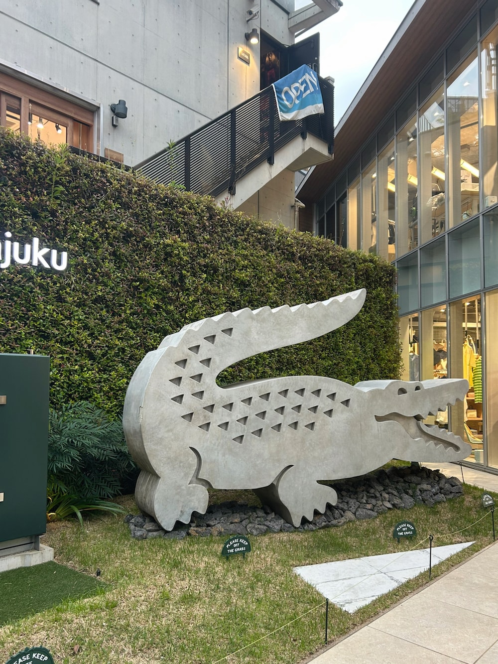 ブルー系のシャツワンピース、ブラック系のバレエシューズ、ホワイト系のかごバッグを着用したレディースの夏コーディネートの3枚目の写真