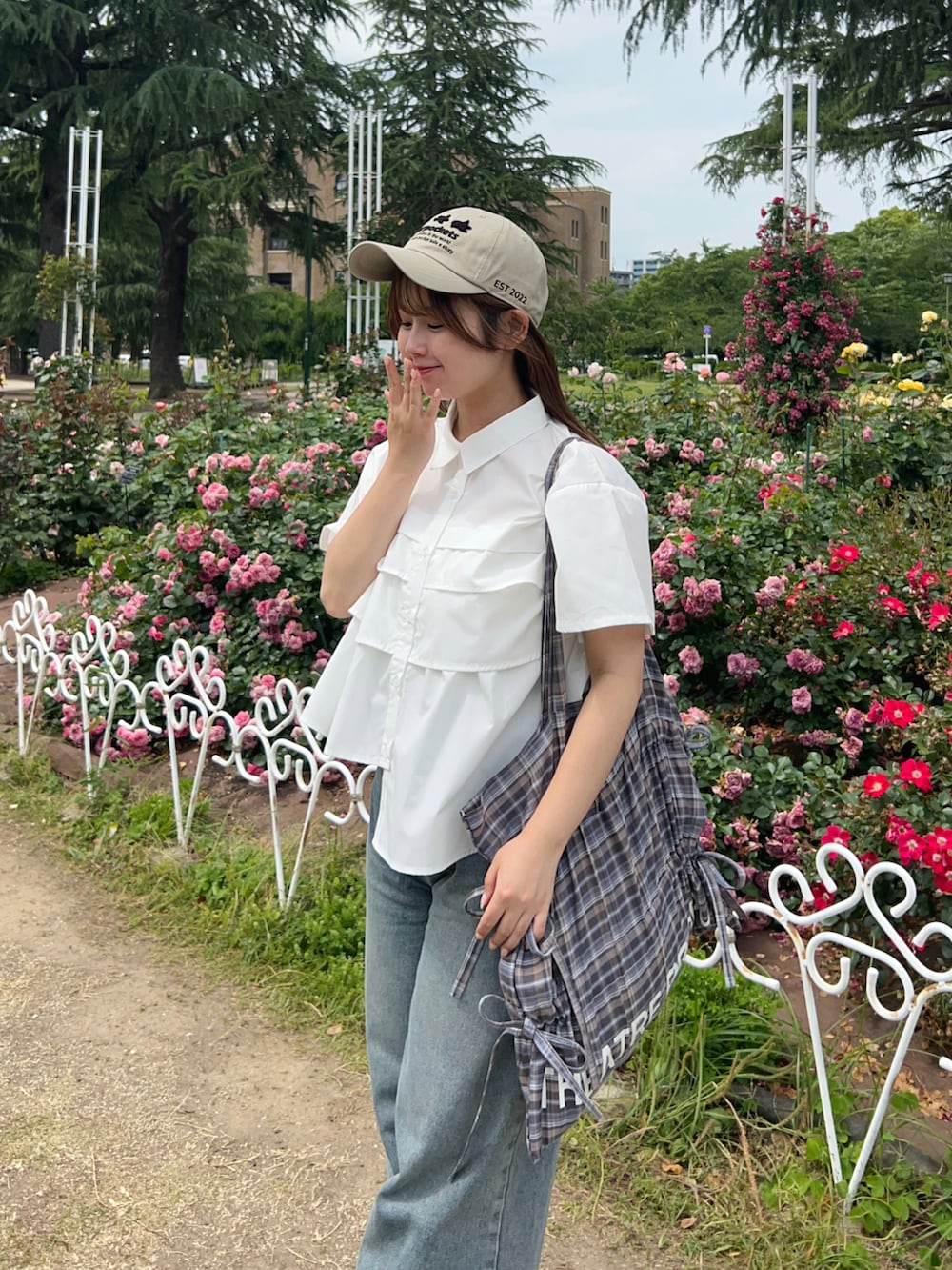 「WEARyouthコーデ、ブラウス、白ブラウス、シャツ、シャツスタイル、シャツコーデ、シャツ好き集まれ、デニム、デニムパンツ、スニーカー、トートバッグ、キャップ、お出かけコーデ、休日スタイル、カジュアルガーリー」｜「idemの【ZOZOTOWN限定】asymmetry frill short sleeve shirt/半袖フリルシャツ（シャツ/ブラウス、ホワイト系）」を使った、momo🐇さん（骨格ストレート・レディース・153cm）の夏コーディネートの4枚目の写真
