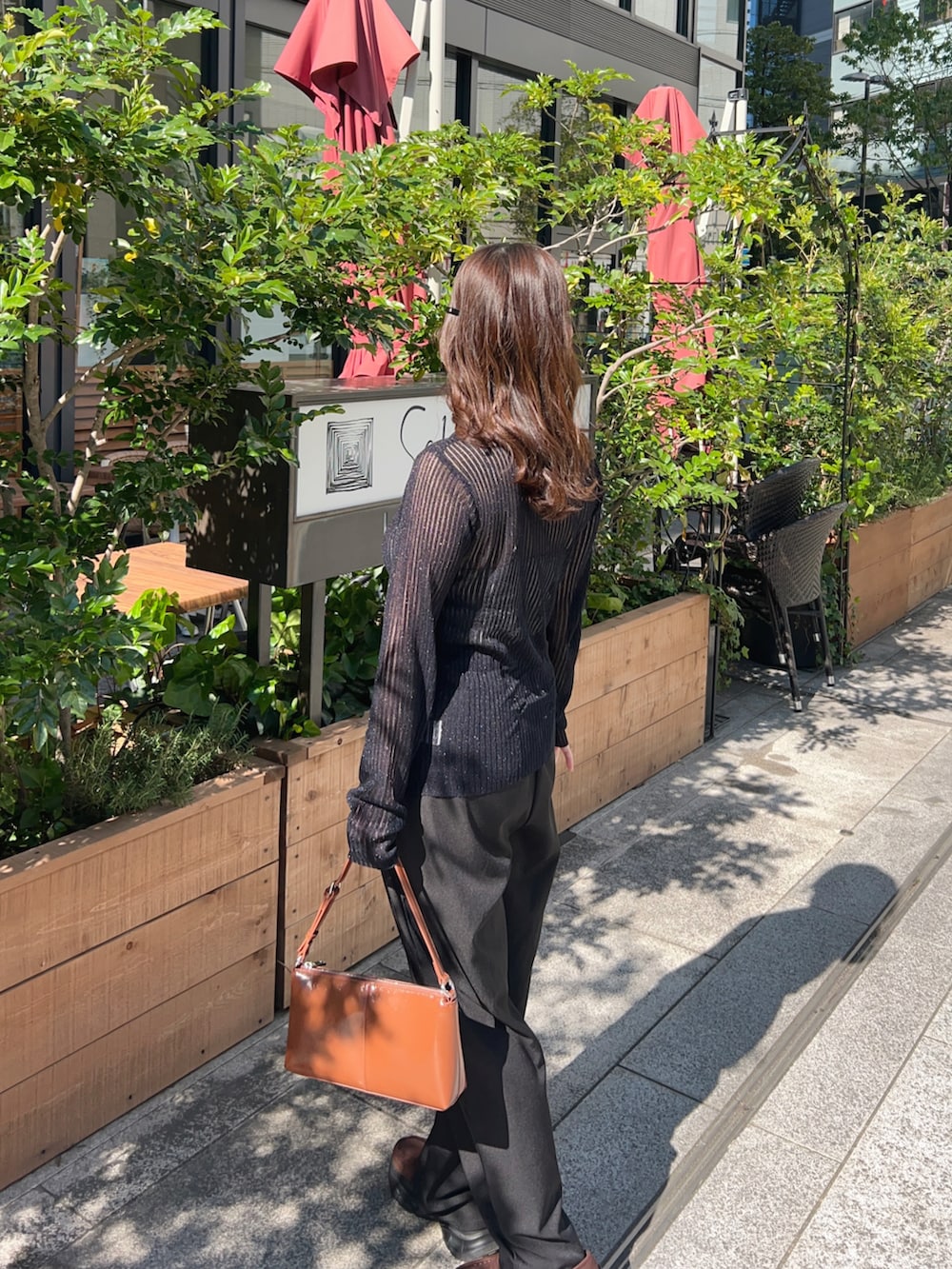 ブルー系のカーディガン/ボレロ、ブラック系のその他パンツ、その他のショルダーバッグを着用したレディースの春コーディネートの5枚目の写真