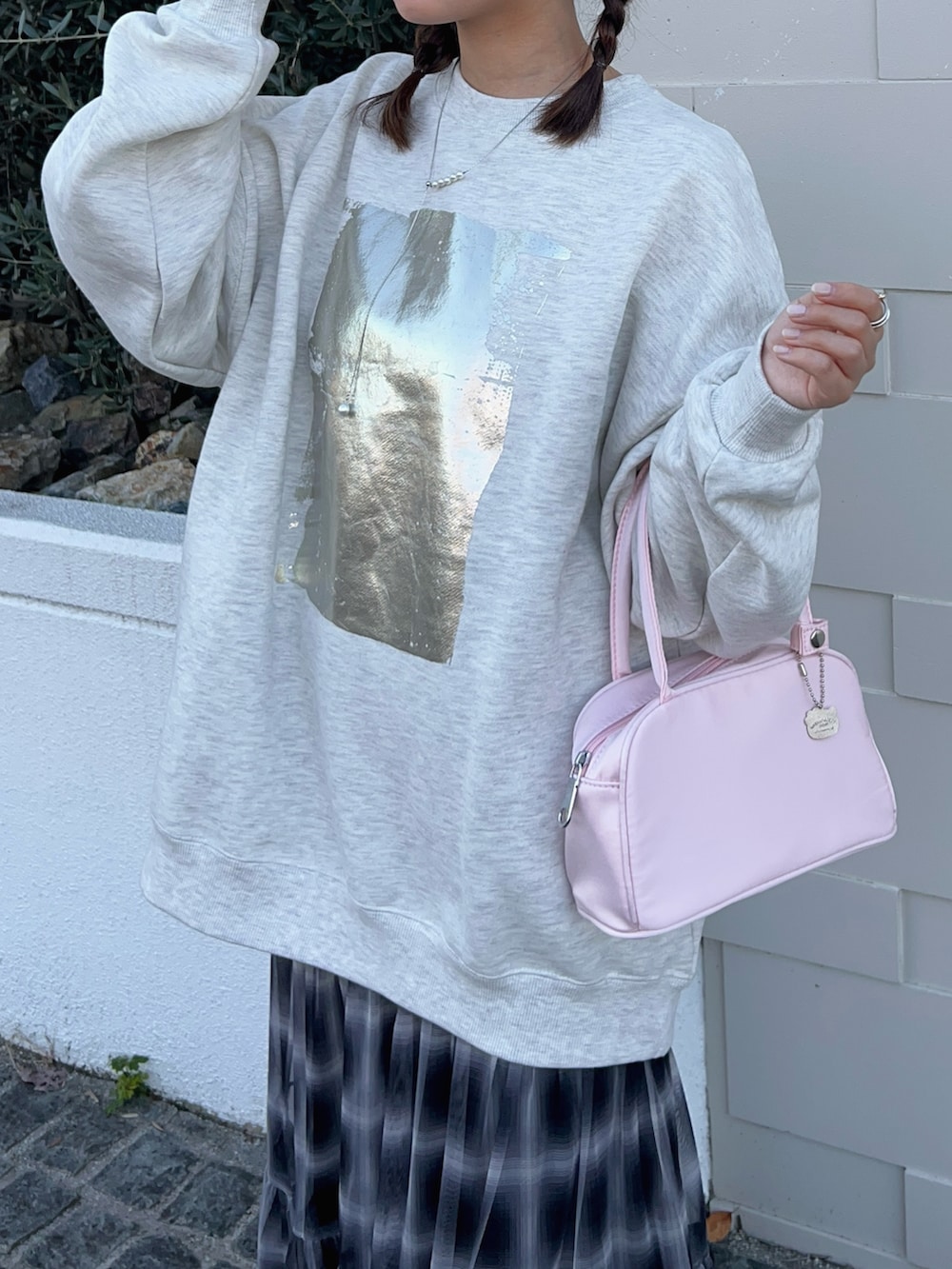 「WEARyouthコーデ、スウェット、スカート、ロングスカート、ティアードスカート、チェック、カジュアルガーリー、シンプルコーデ、シンプル、差し色コーデ、ピンク、スニーカー、ラクチンコーデ、休日スタイル、お出かけコーデ」｜「tiptopの裏起毛アソート箔プリントスウェット（スウェット、グレー系）」を使った、momo🐇さん（骨格ストレート・レディース・153cm）の秋コーディネートの2枚目の写真