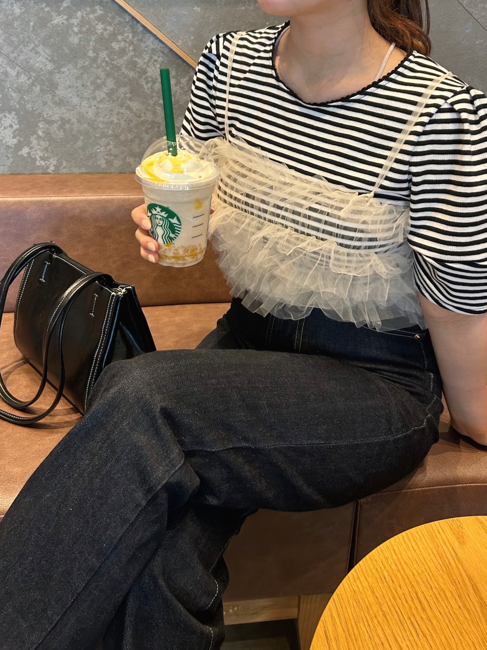 「WEARyouthコーデ、レイヤードスタイル、ボーダー、ボーダートップス、ボーダーTシャツ、パフスリーブ、サンダル、デニム、デニムパンツ、チュール、プチプラ、プチプラコーデ、カジュアルガーリー、お出かけコーデ、休日スタイル」｜「BONLECILLの【イージーケア/マシンウォッシャブル】ランタンスリーブスカラップレースリブT（Tシャツ/カットソー、ブラック系）」を使った、momo🐇さん（骨格ストレート・レディース・153cm）の夏コーディネートの5枚目の写真