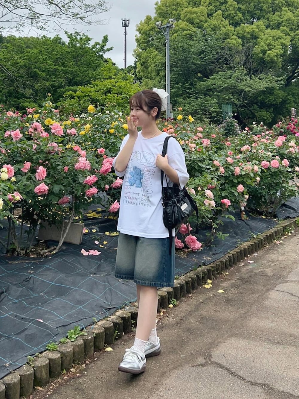 「WEARyouthコーデ、Tシャツ、白Tシャツ、デニム、デニムパンツ、ハーフパンツ、スニーカー、韓国ファッション、韓国ブランド、カジュアル、カジュアルコーデ、y2k、お出かけコーデ、休日スタイル、夏だ！Tシャツ着よう！」｜「amoodのAMBLER（Tシャツ/カットソー、ホワイト系）」を使った、momo🐇さん（骨格ストレート・レディース・153cm）の春コーディネートの3枚目の写真