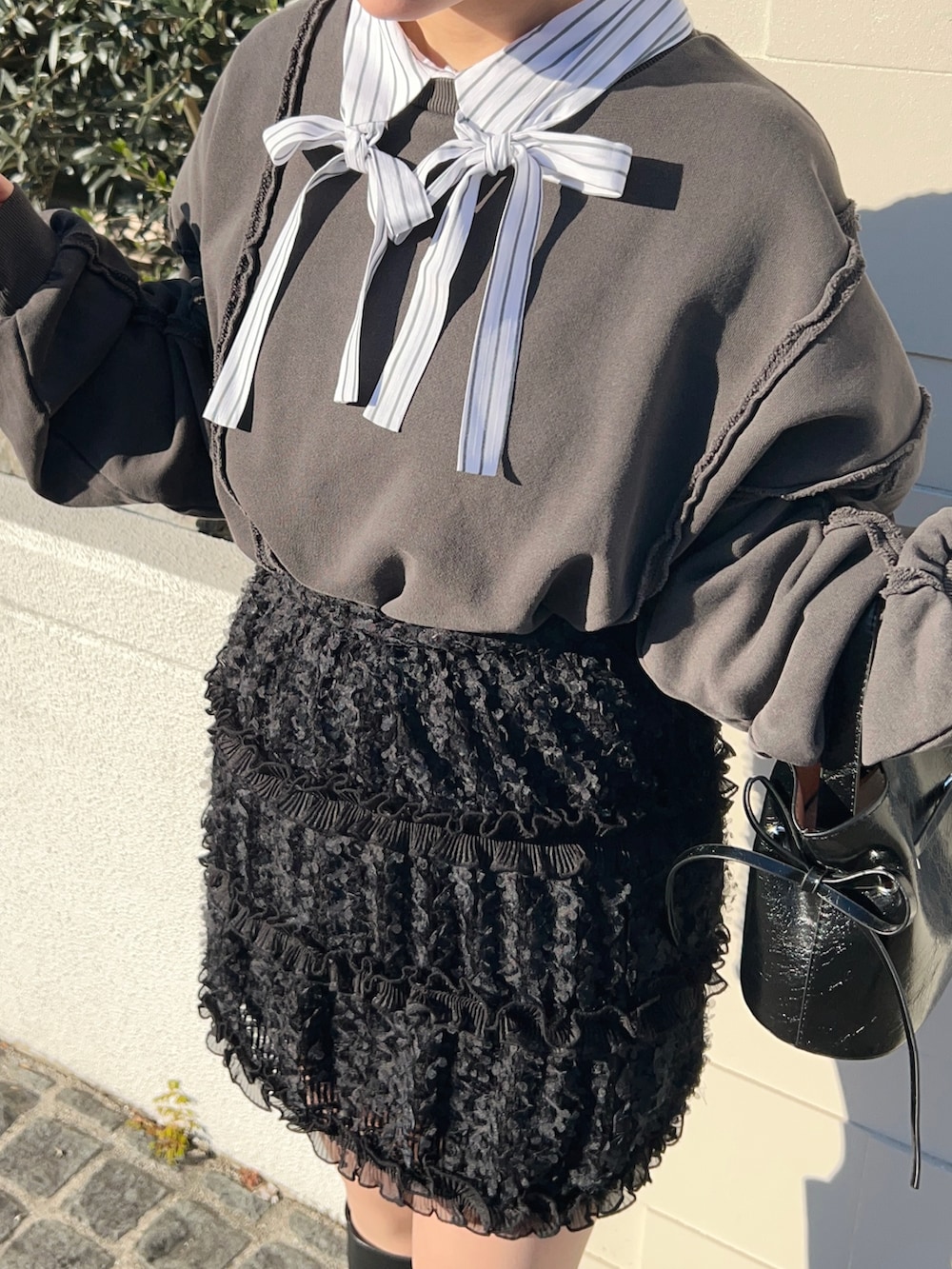 その他のシャツ/ブラウス、グレー系のスウェット、ブラック系のスカートを着用したレディースの冬コーディネートの2枚目の写真