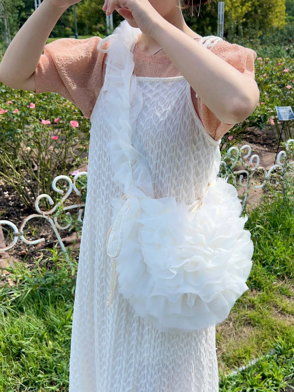 「WEARyouthコーデ、お出かけコーデ、休日スタイル、カジュアルガーリー、ワンピース、ワンピーススタイル、キャミワンピ、レイヤードスタイル、ピンク、チュール、ロングワンピース、プチプラ、ショルダーバッグ、バレエコア、ホワイト」｜「Kastaneの【新色追加/4色展開】ラメシアーニットプルオーバー（Tシャツ/カットソー、オレンジ系）」を使った、momo🐇さん（骨格ストレート・レディース・153cm）の夏コーディネートの2枚目の写真