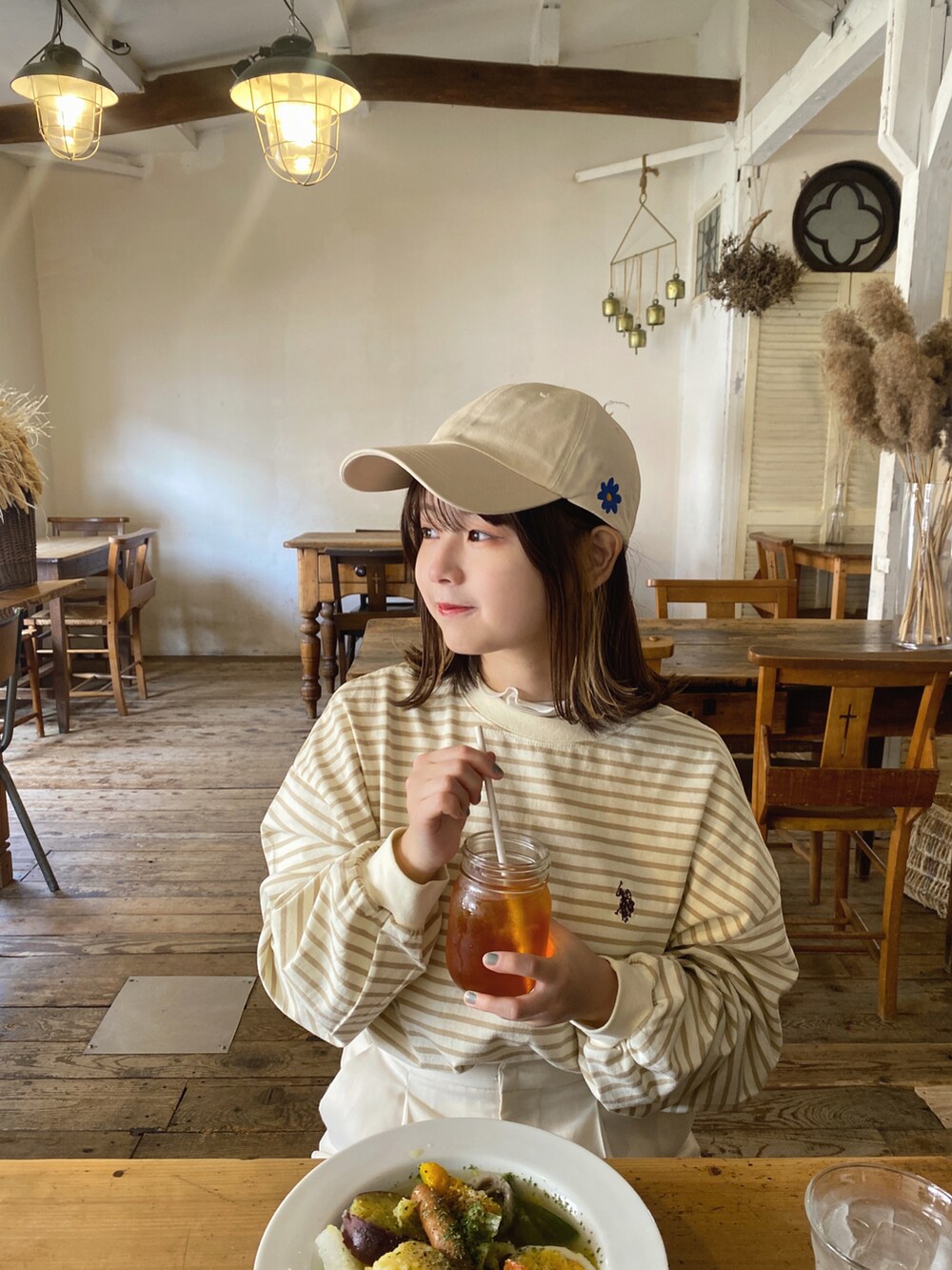 ベージュ系のTシャツ/カットソー、ホワイト系のその他パンツ、ベージュ系のスニーカーを着用したレディースの春コーディネートの2枚目の写真