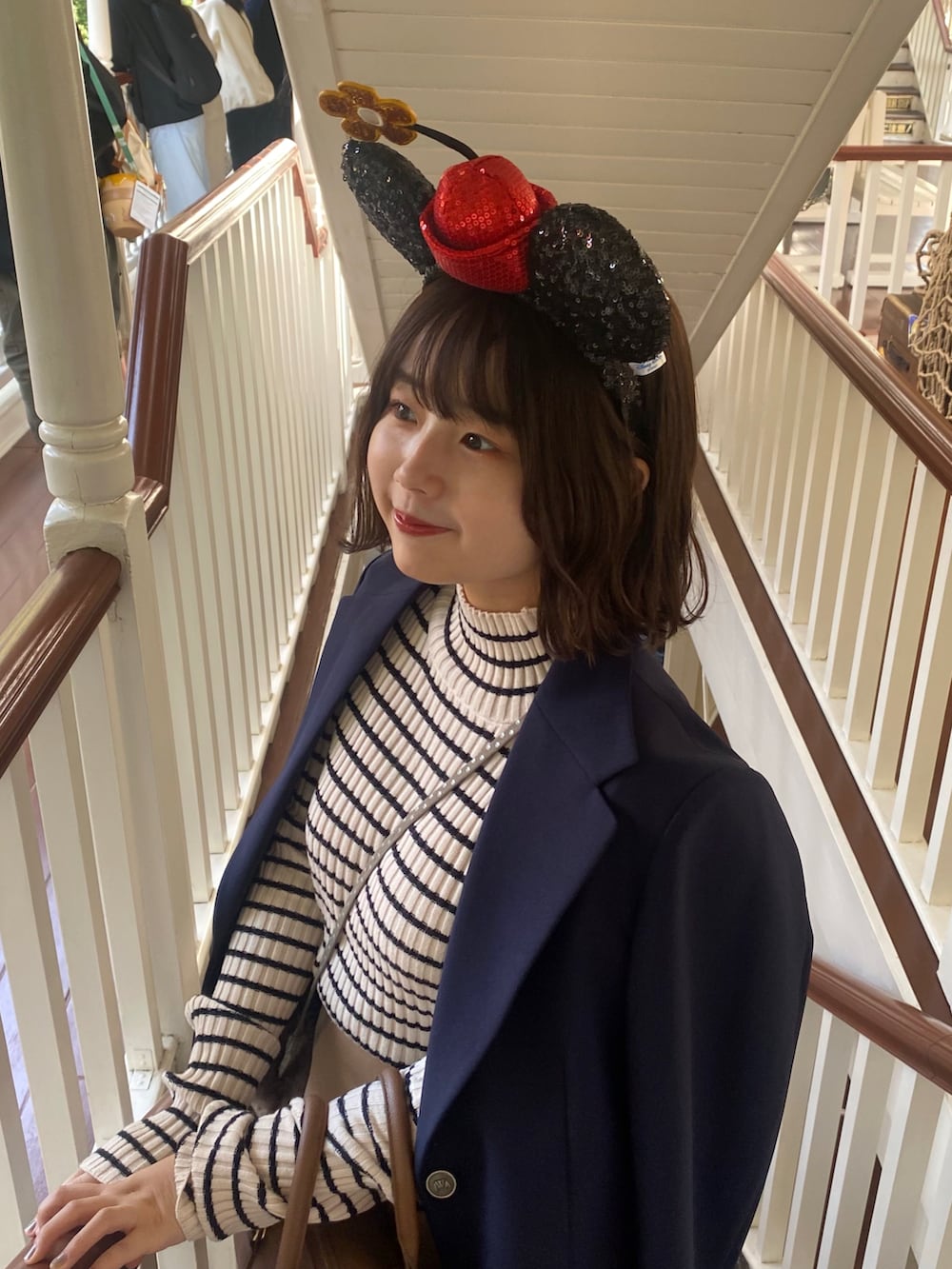 「重ね着ベストシーズン、WEARyouthコーデ、ディズニーコーデ、disney、ジャケット、ジャケットスタイル、ミニスカート、リブニット、ローファー、ルーズソックス、ボーダートップス、カジュアルコーデ、お出かけコーデ、おでかけコーデ、秋コーデ」｜「GeeRAのパール調ボタンハイネックリブニット（ニット/セーター、ホワイト系）」を使った、momo🐇さん（骨格ストレート・レディース・153cm）の秋コーディネートの2枚目の写真