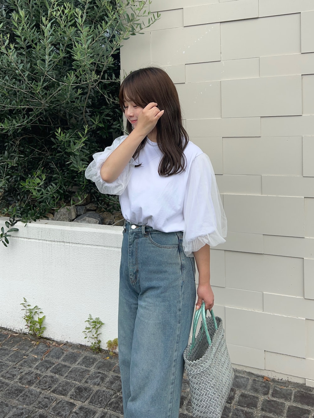 ホワイト系のTシャツ/カットソー、ブルー系のデニムパンツ、シルバー系のパンプスを着用したレディースの夏コーディネートの2枚目の写真