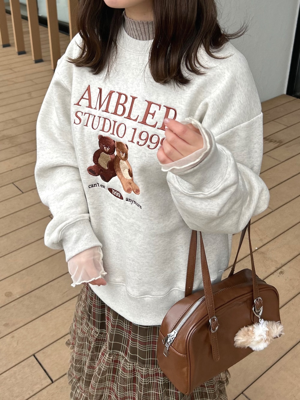 「WEARyouthコーデ、カジュアルガーリー、スウェット、チュールスカート、ロングスカート、ブーツ、淡色コーデ、プチプラ、韓国ファッション、AMBLER、amood、amood_jp、amblerkorea、アムード、PR」｜「amoodのAMBLER（スウェット、ホワイト系）」を使った、momo🐇さん（骨格ストレート・レディース・153cm）の冬コーディネートの2枚目の写真